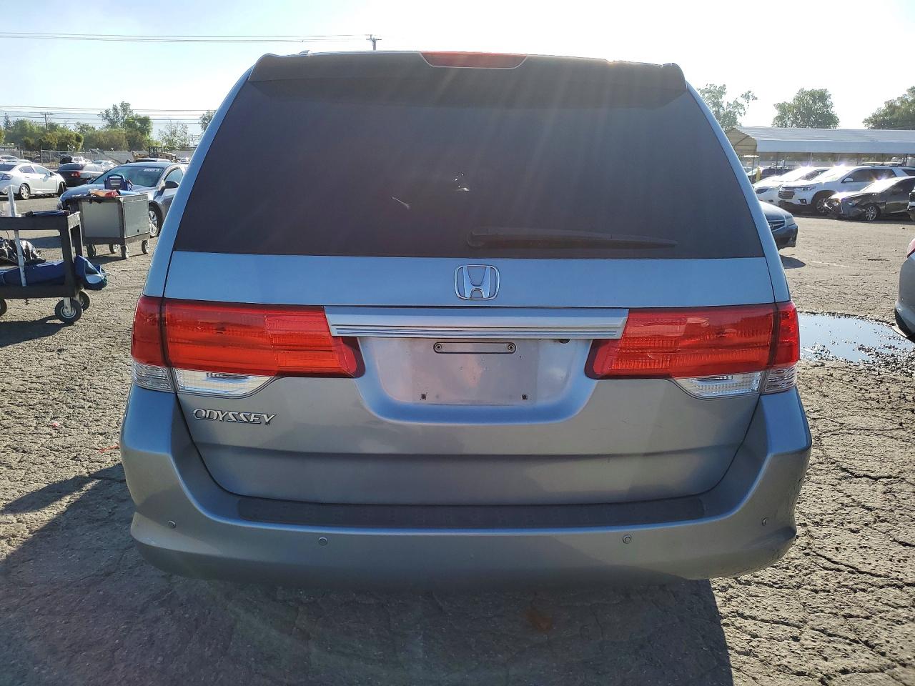 2008 Honda Odessey Silver vin: 5FNRL38698B108459