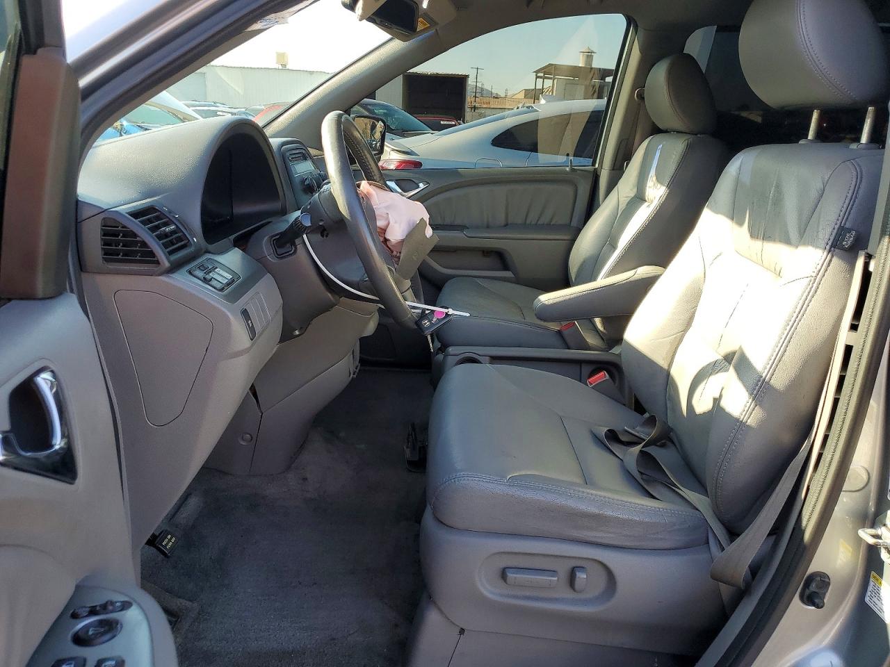2008 Honda Odessey Silver vin: 5FNRL38698B108459