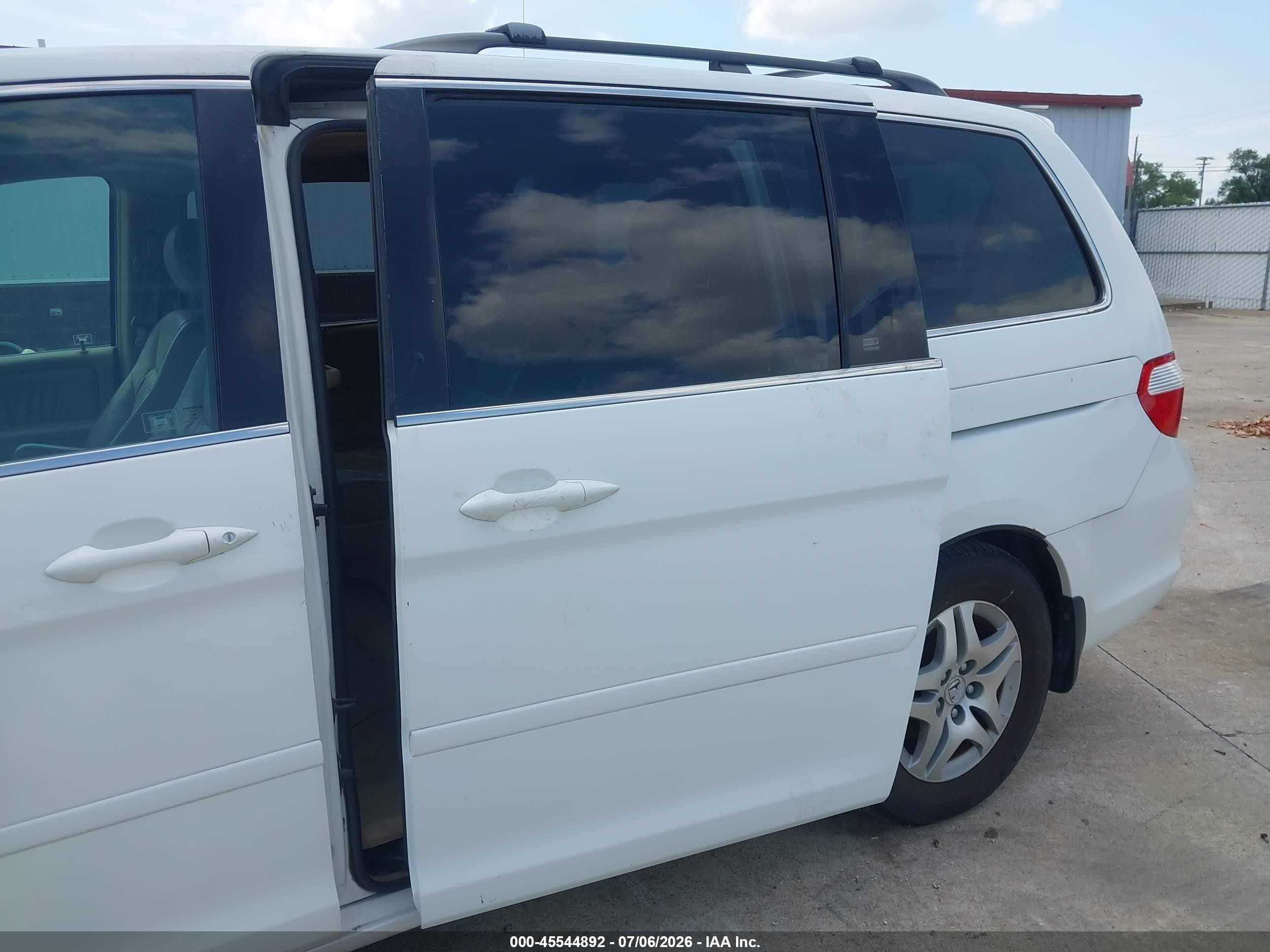 2005 Honda Odyssey Ex-l White vin: 5FNRL38715B104491