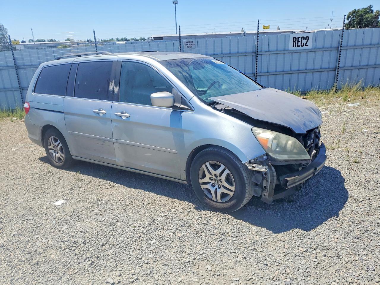 2005 Honda Oddesey Silver vin: 5FNRL387X5B067411