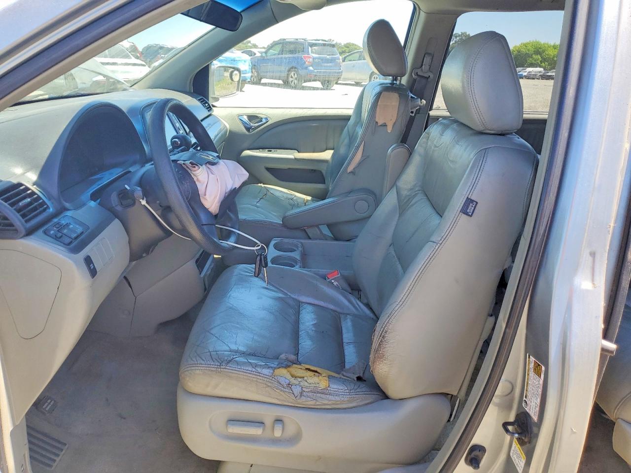 2005 Honda Oddesey Silver vin: 5FNRL387X5B067411