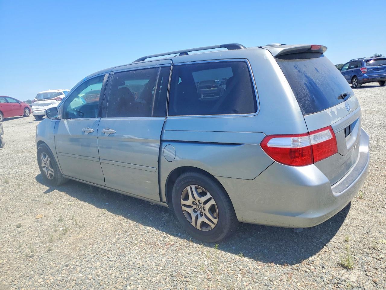 2005 Honda Oddesey Silver vin: 5FNRL387X5B067411