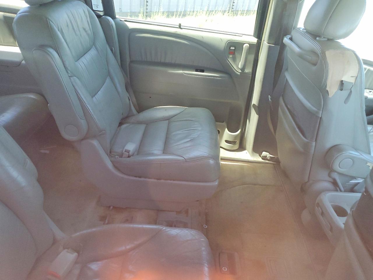 2005 Honda Oddesey Silver vin: 5FNRL387X5B067411