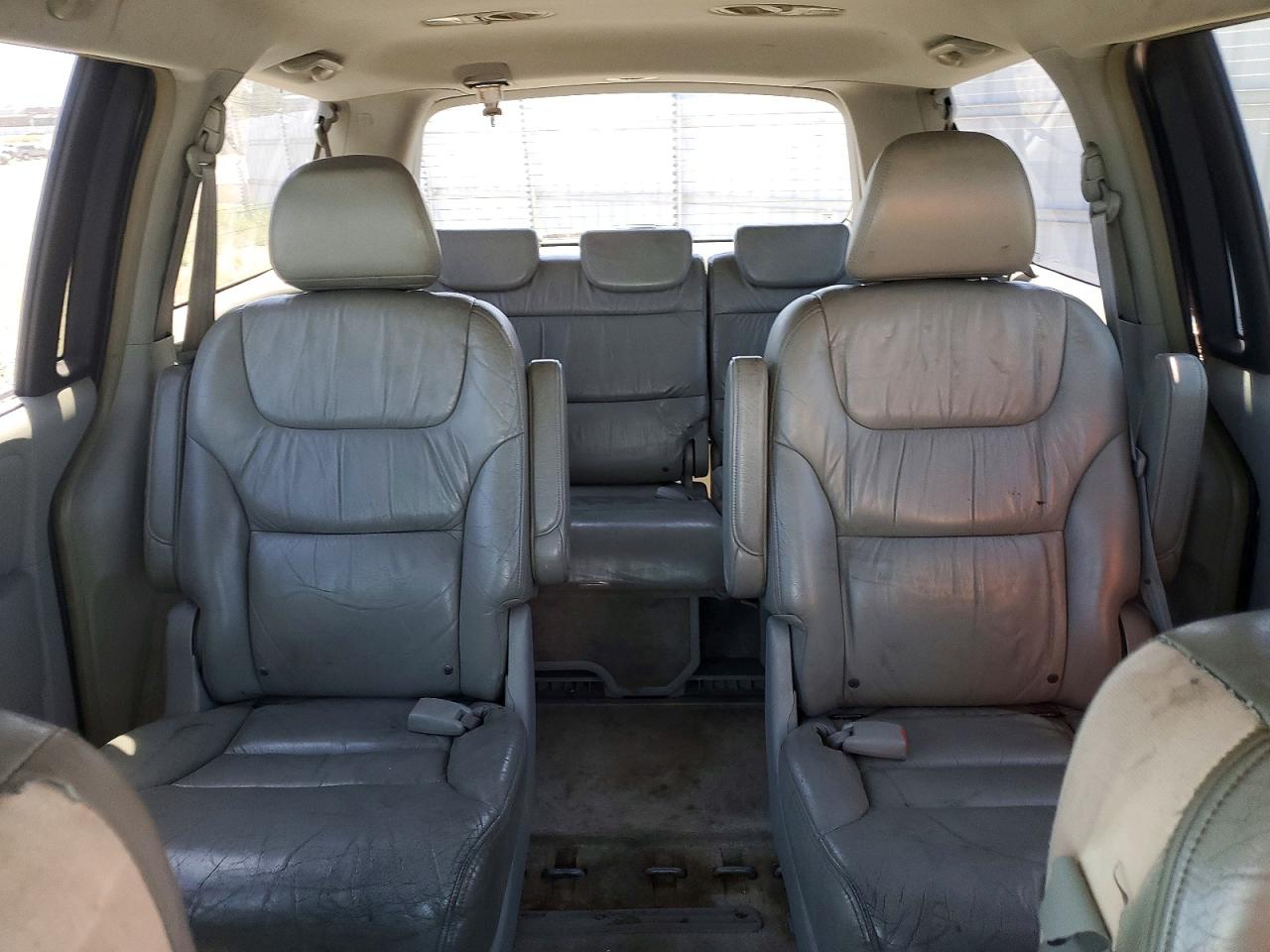 2005 Honda Oddesey Silver vin: 5FNRL387X5B067411