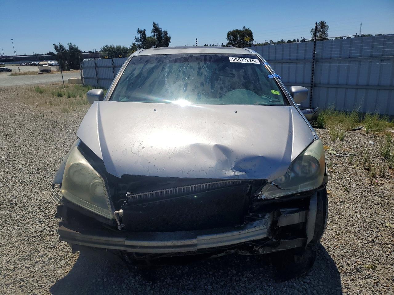 2005 Honda Oddesey Silver vin: 5FNRL387X5B067411