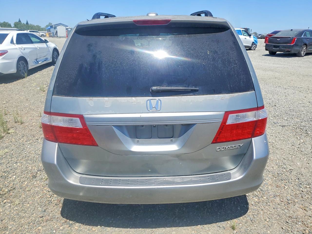 2005 Honda Oddesey Silver vin: 5FNRL387X5B067411