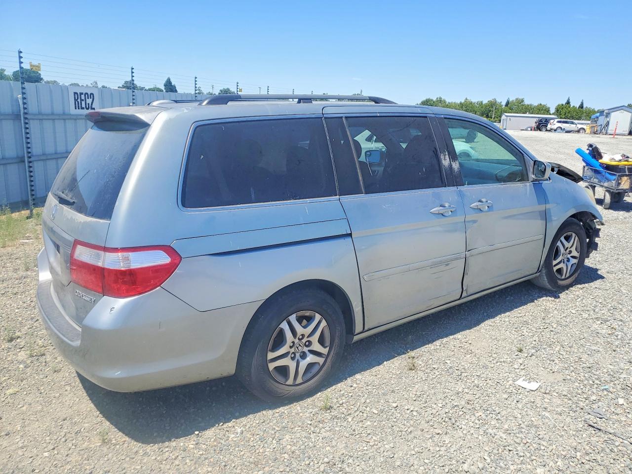 2005 Honda Oddesey Silver vin: 5FNRL387X5B067411