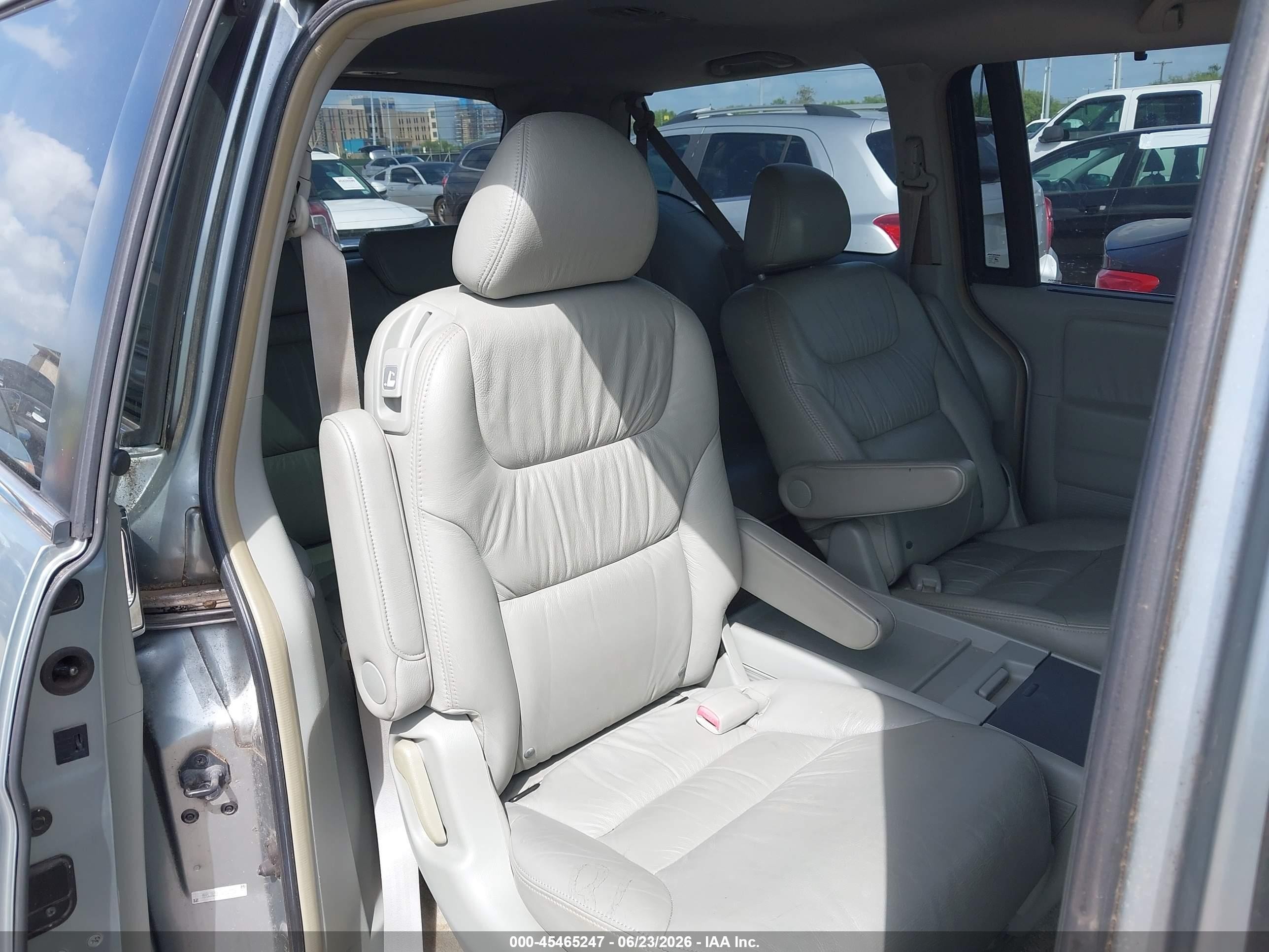 2006 Honda Odyssey Touring Silver vin: 5FNRL38806B105576