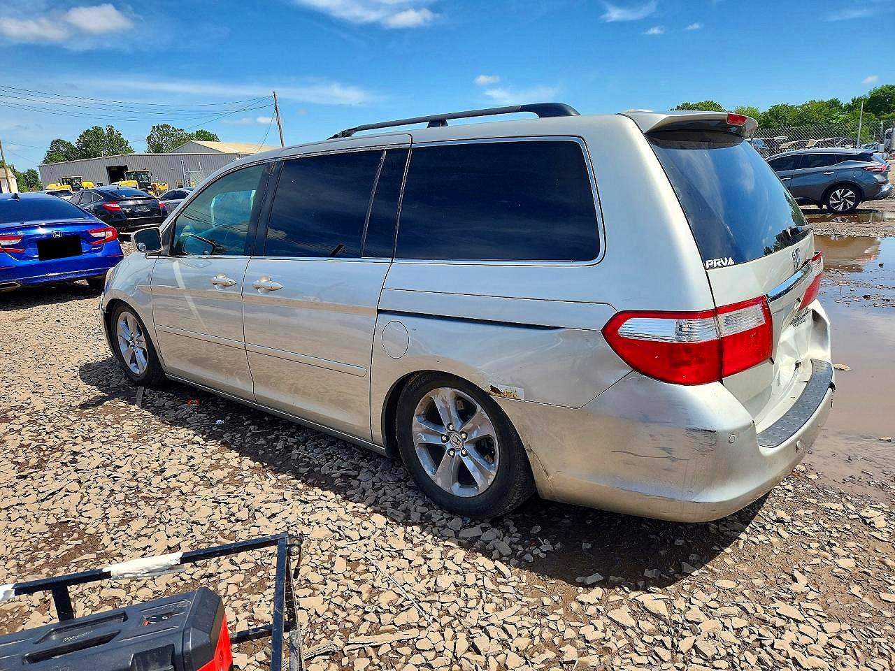 2005 Honda Odyssey Touring Silver vin: 5FNRL38815B077673