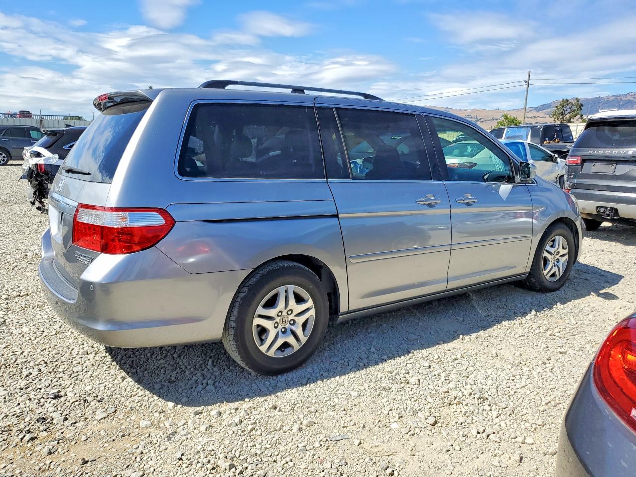 2005 Honda Odyssey Touring Silver vin: 5FNRL38825B075303