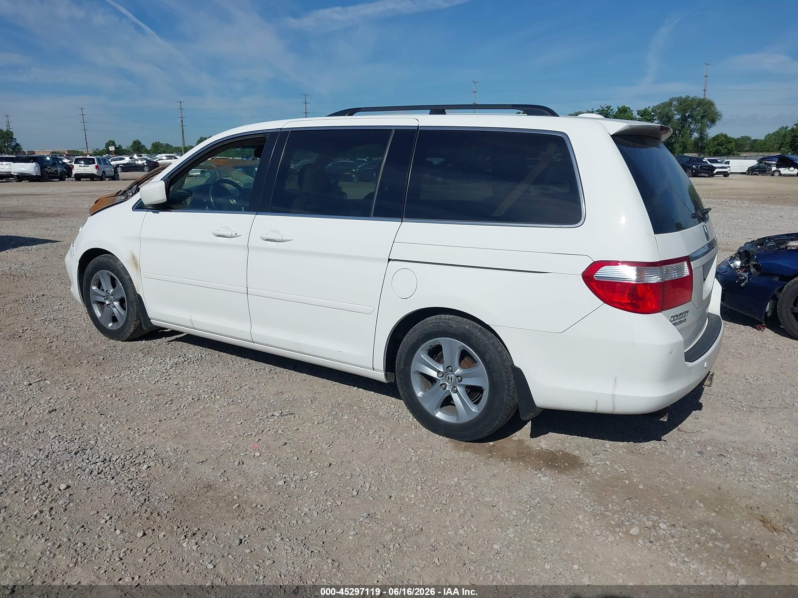 2006 Honda Odyssey Touring White vin: 5FNRL38836B112506