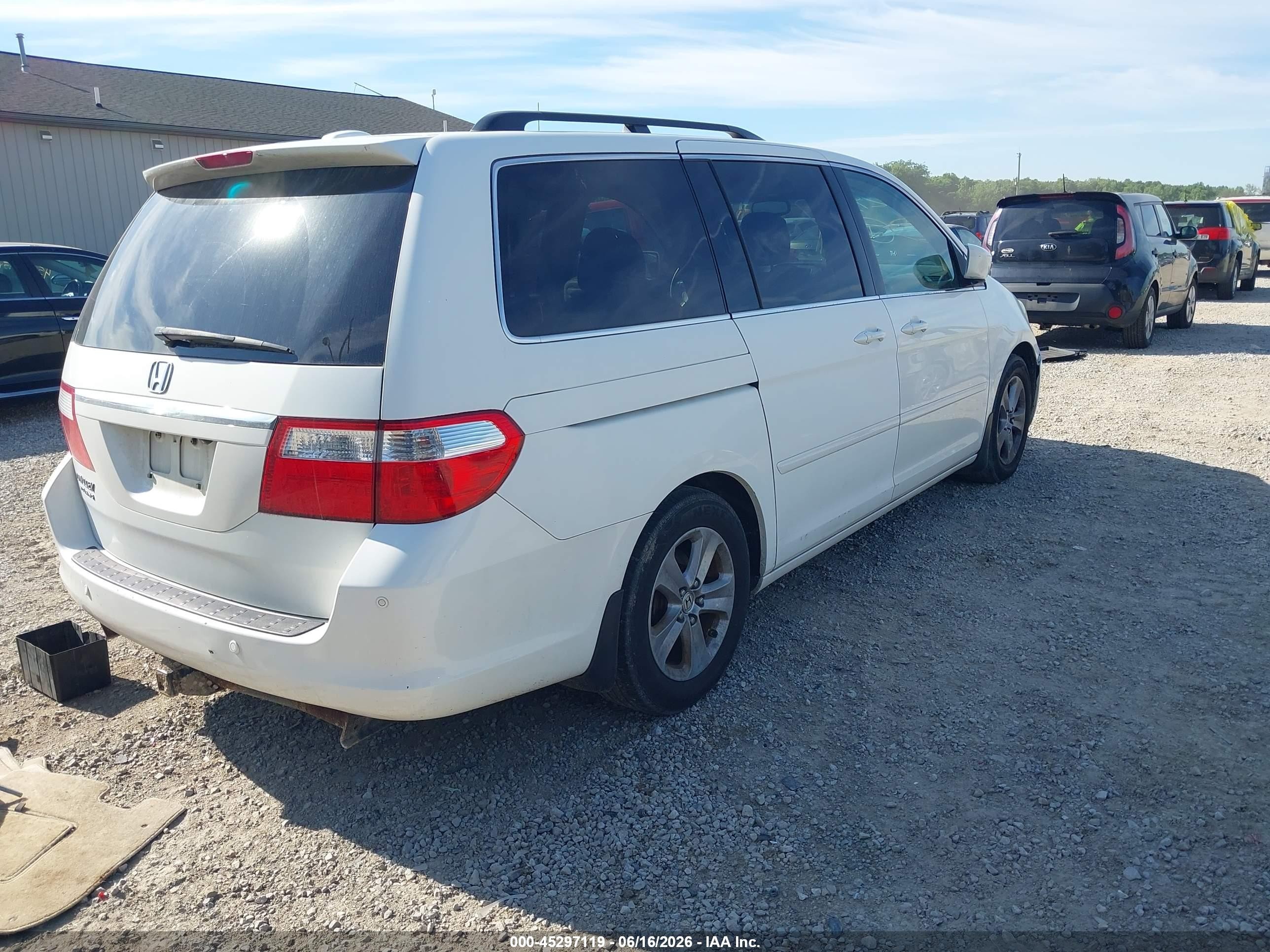 2006 Honda Odyssey Touring White vin: 5FNRL38836B112506