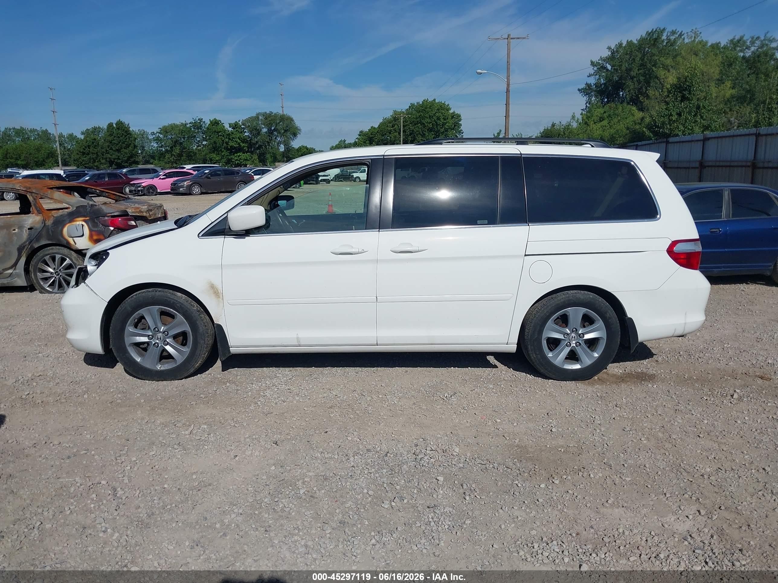 2006 Honda Odyssey Touring White vin: 5FNRL38836B112506