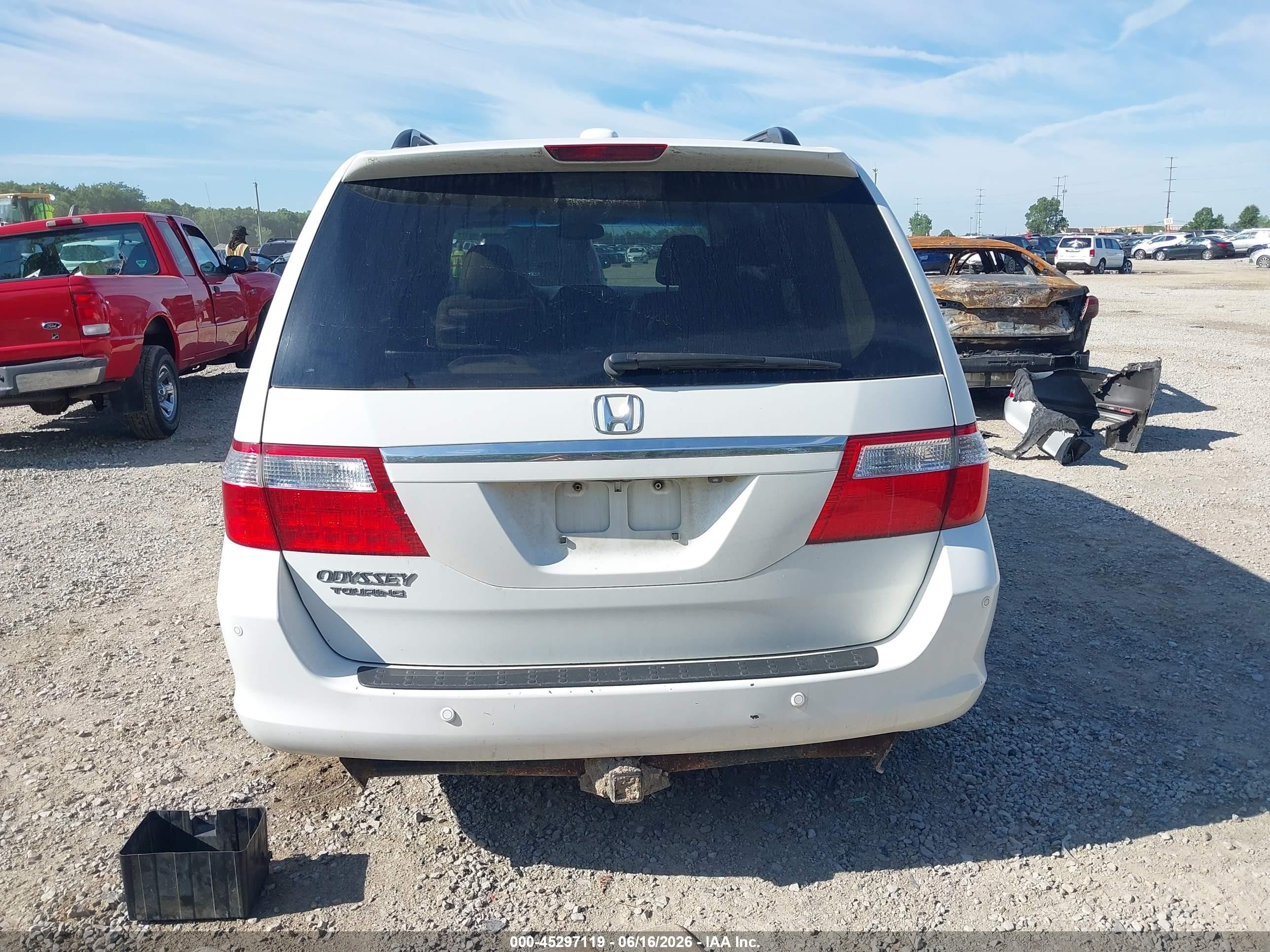 2006 Honda Odyssey Touring White vin: 5FNRL38836B112506