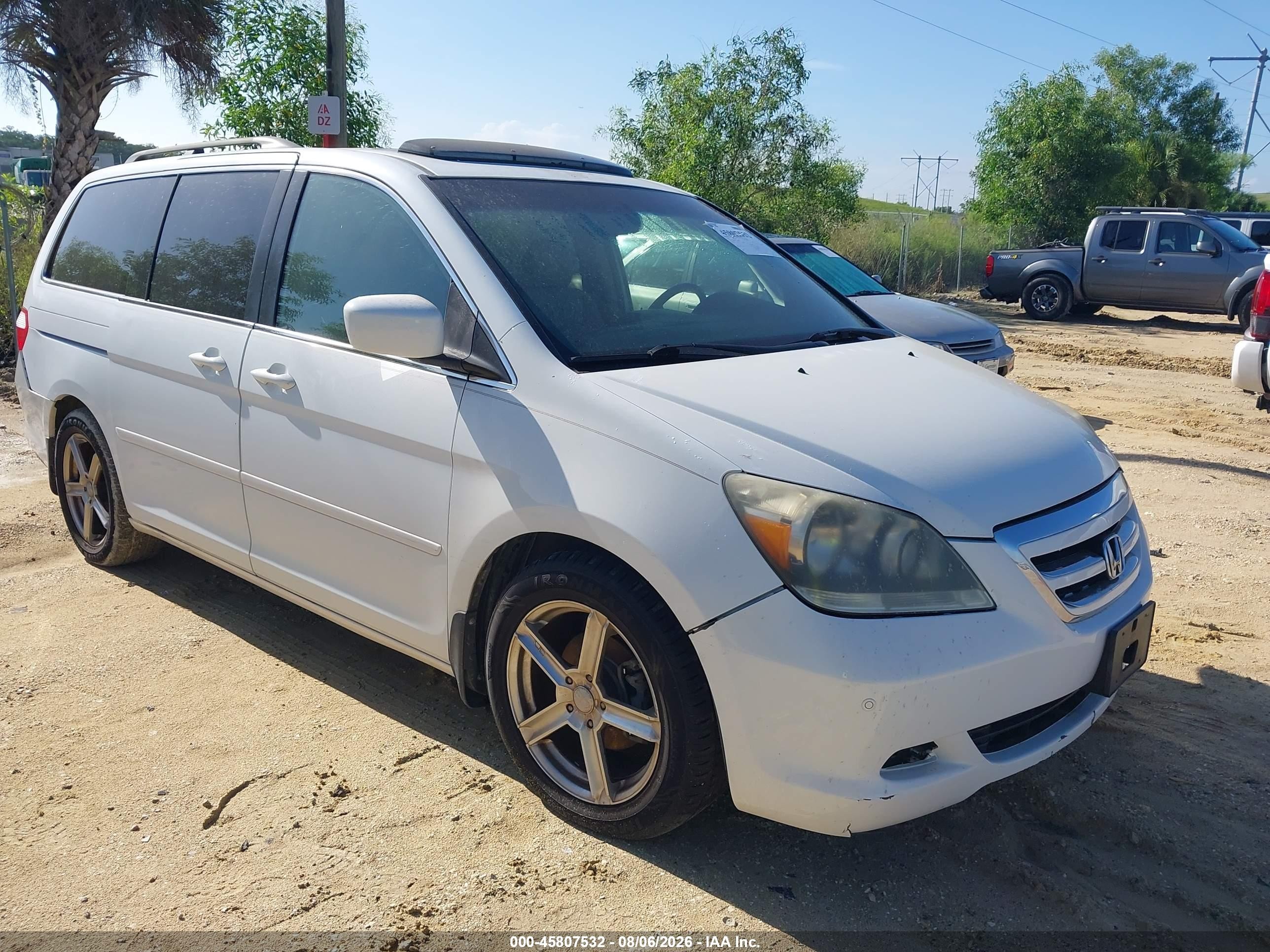 2007 Honda Odyssey Touring White vin: 5FNRL38847B069697