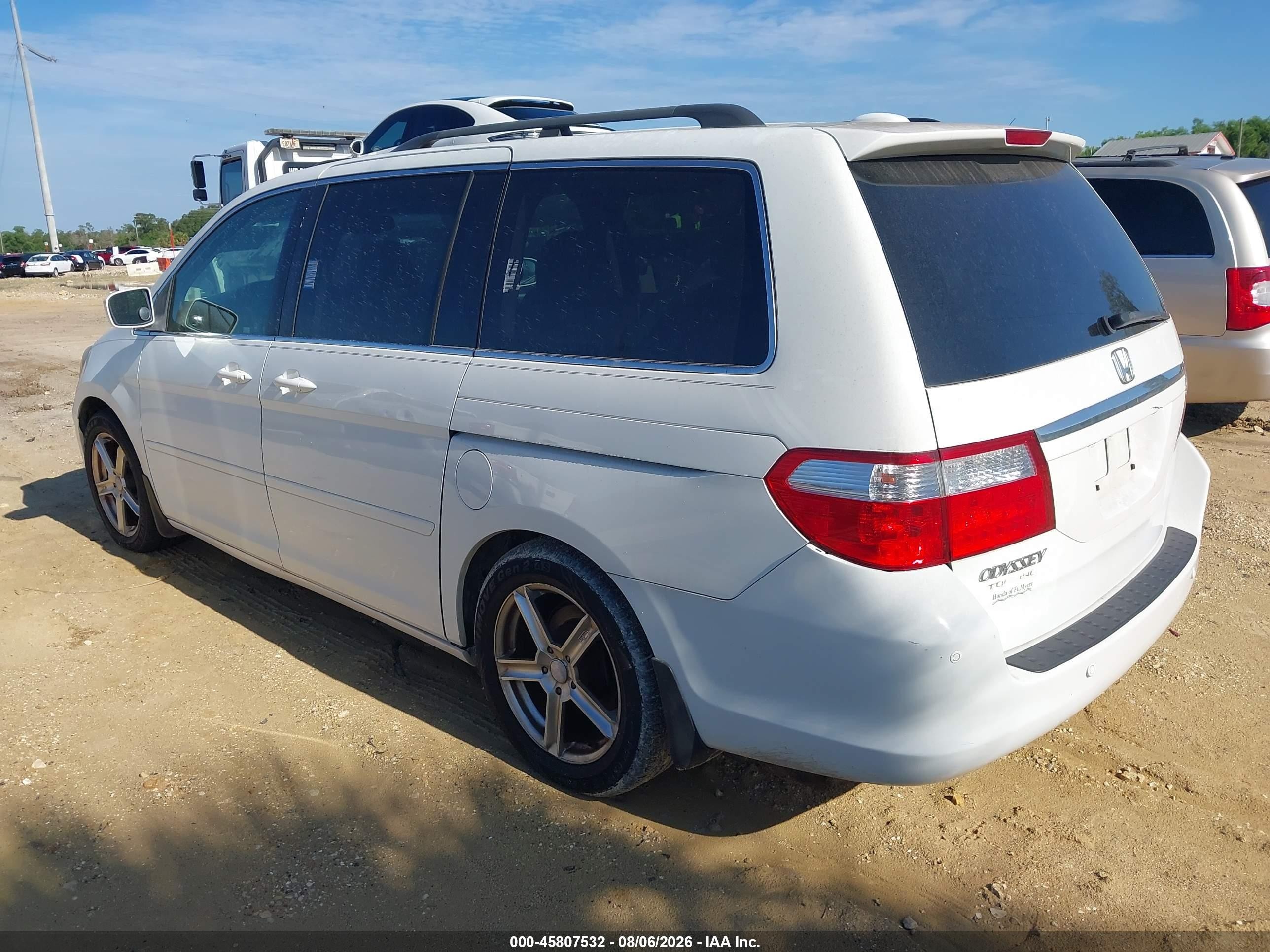 2007 Honda Odyssey Touring White vin: 5FNRL38847B069697