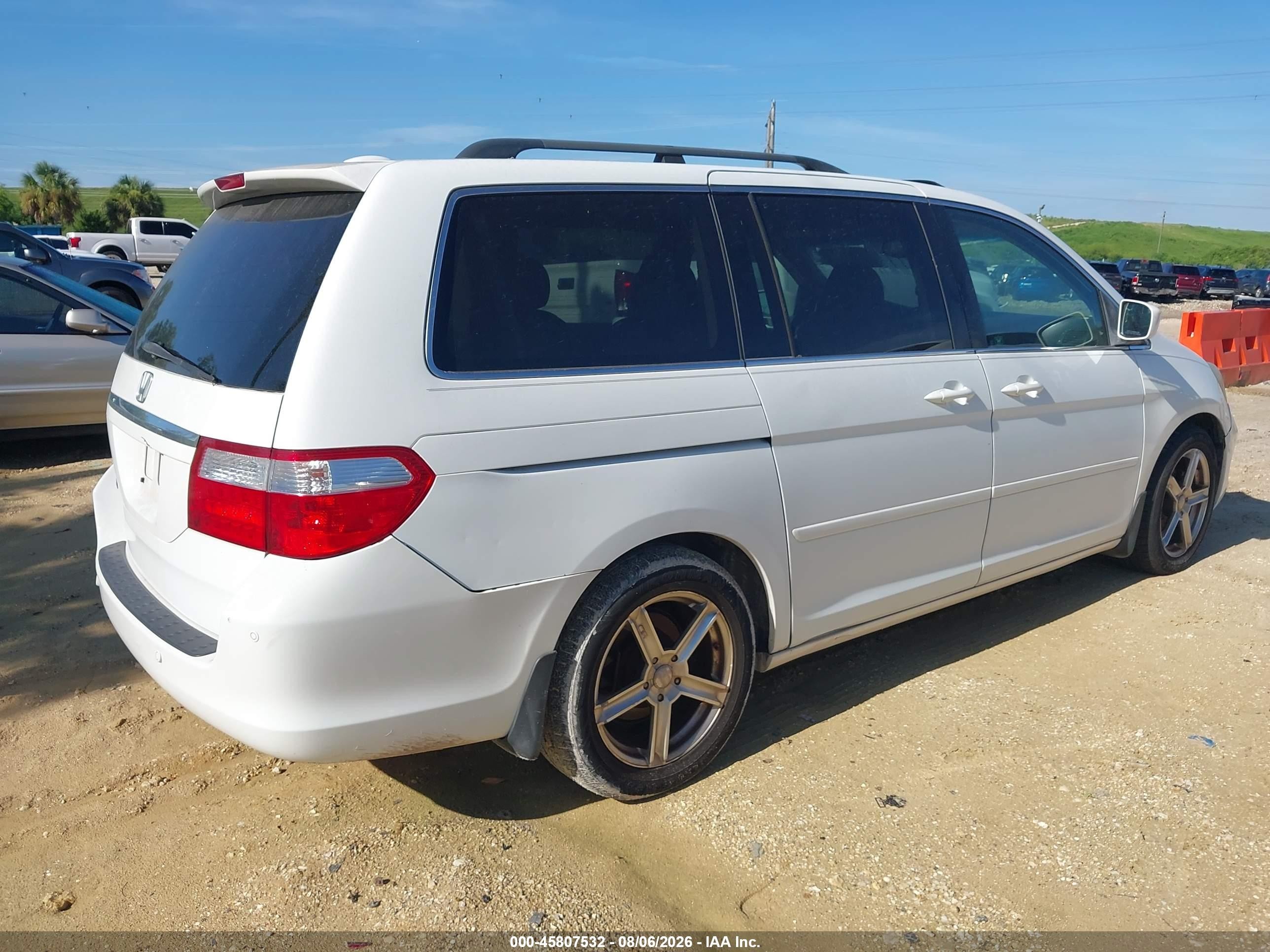 2007 Honda Odyssey Touring White vin: 5FNRL38847B069697