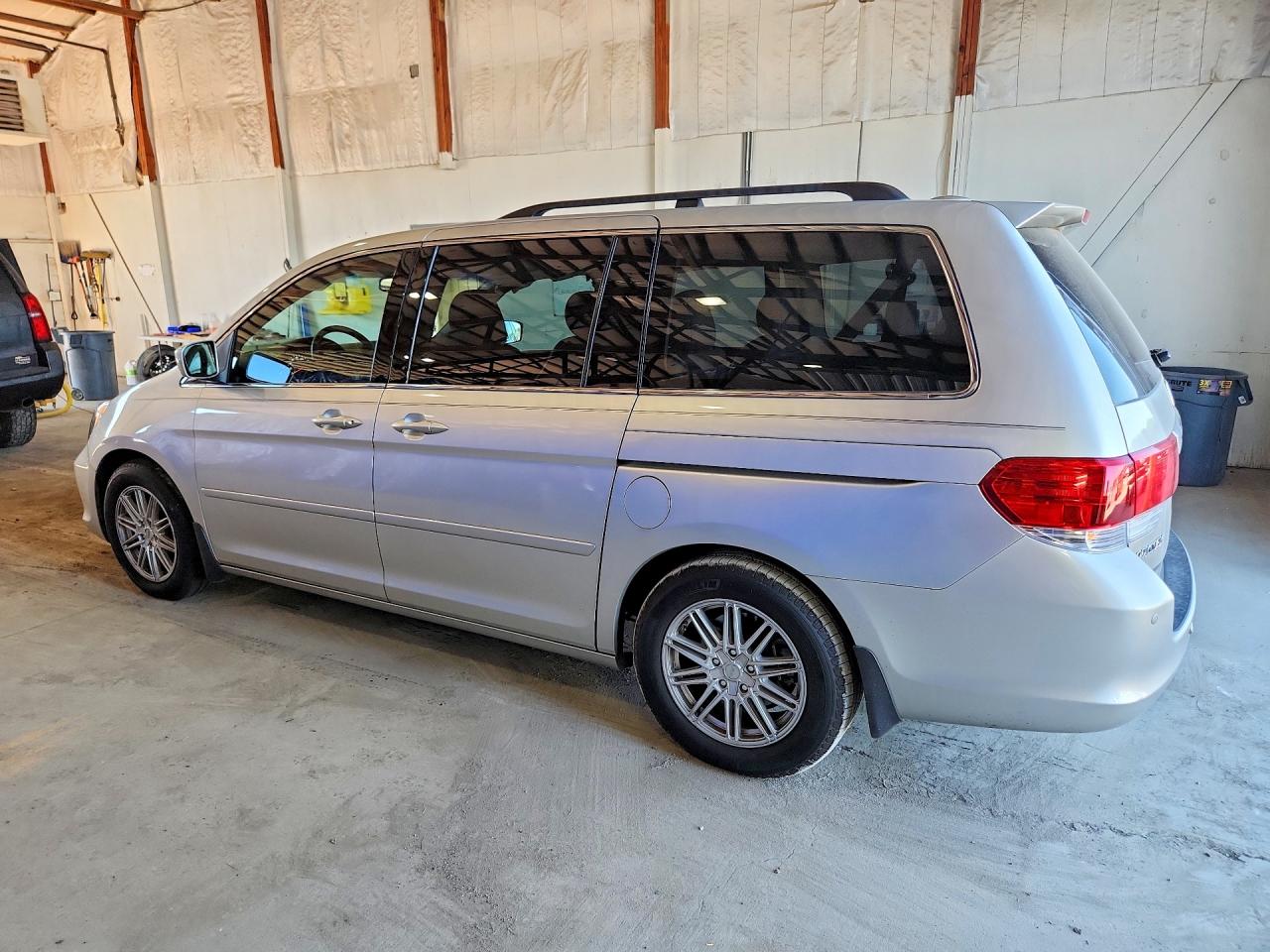 2008 Honda Odyssey Touring Silver vin: 5FNRL38848B010165