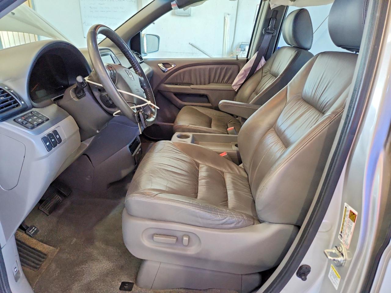 2008 Honda Odyssey Touring Silver vin: 5FNRL38848B010165