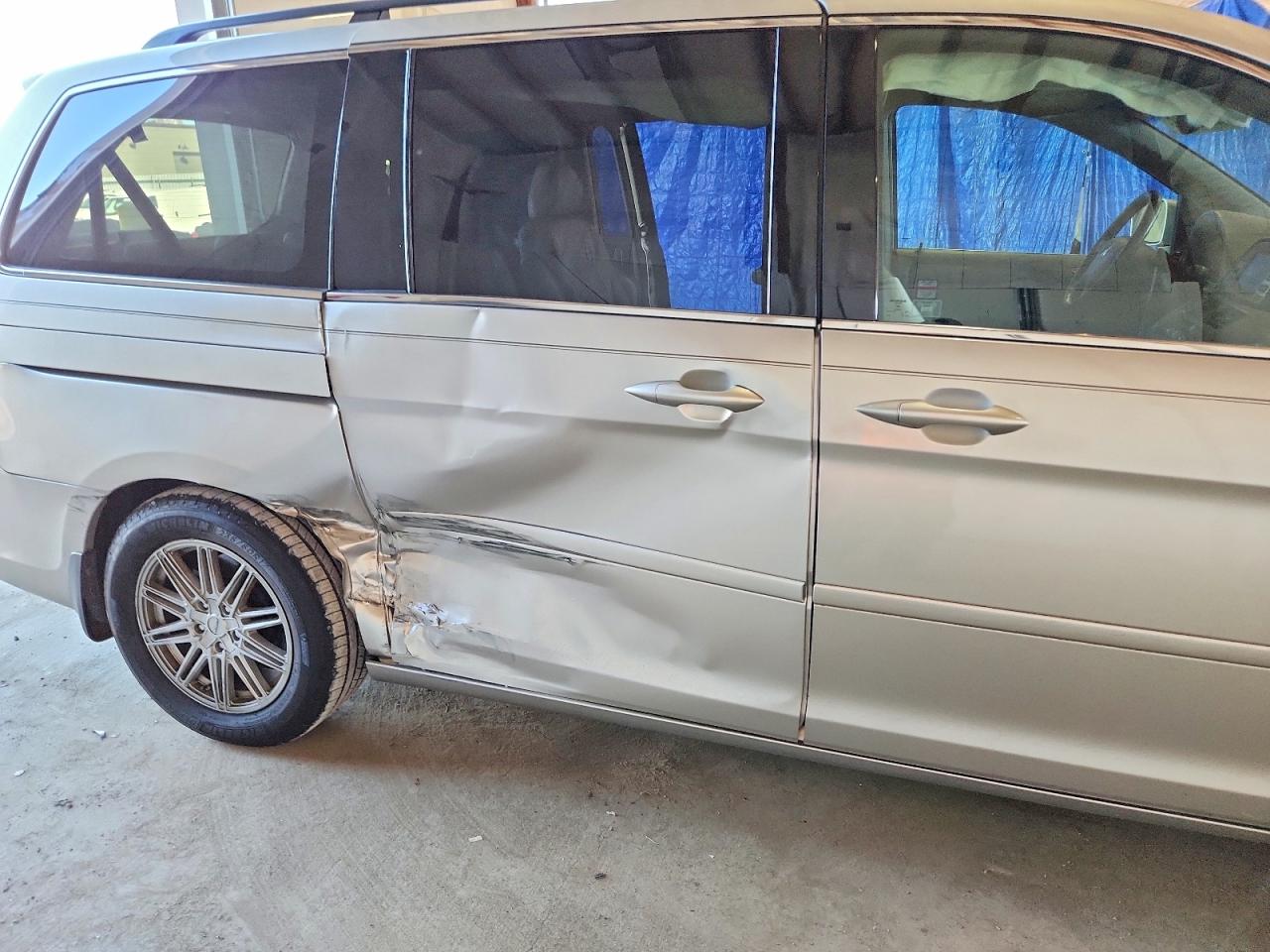 2008 Honda Odyssey Touring Silver vin: 5FNRL38848B010165