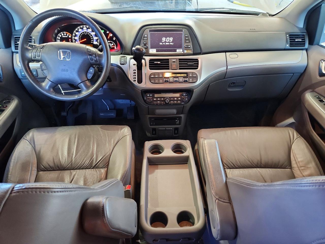 2008 Honda Odyssey Touring Silver vin: 5FNRL38848B010165