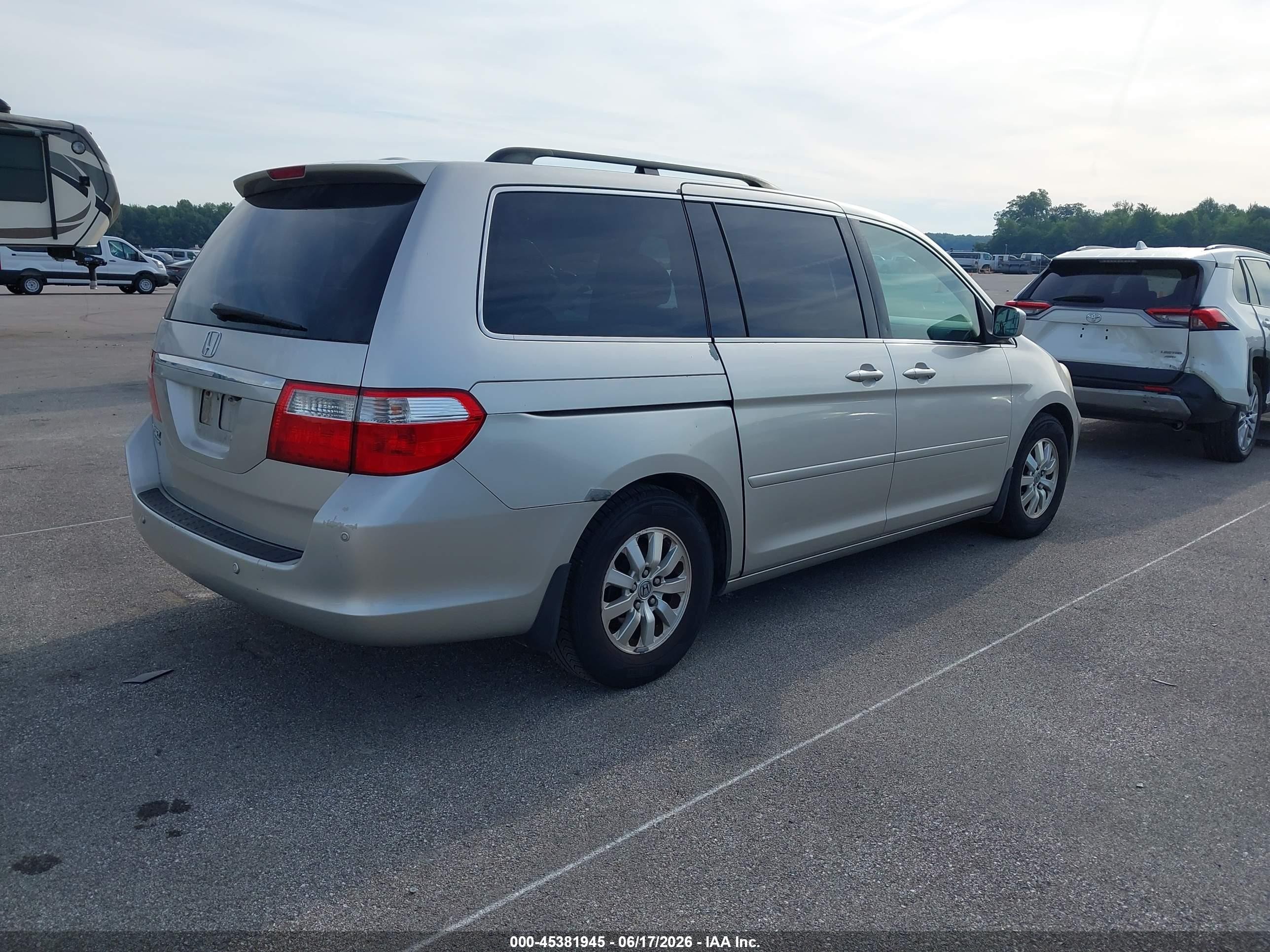 2007 Honda Odyssey Touring Silver vin: 5FNRL38857B124898