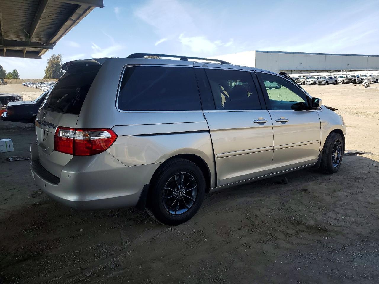 2007 Honda Odyssey Touring Silver vin: 5FNRL38867B061018