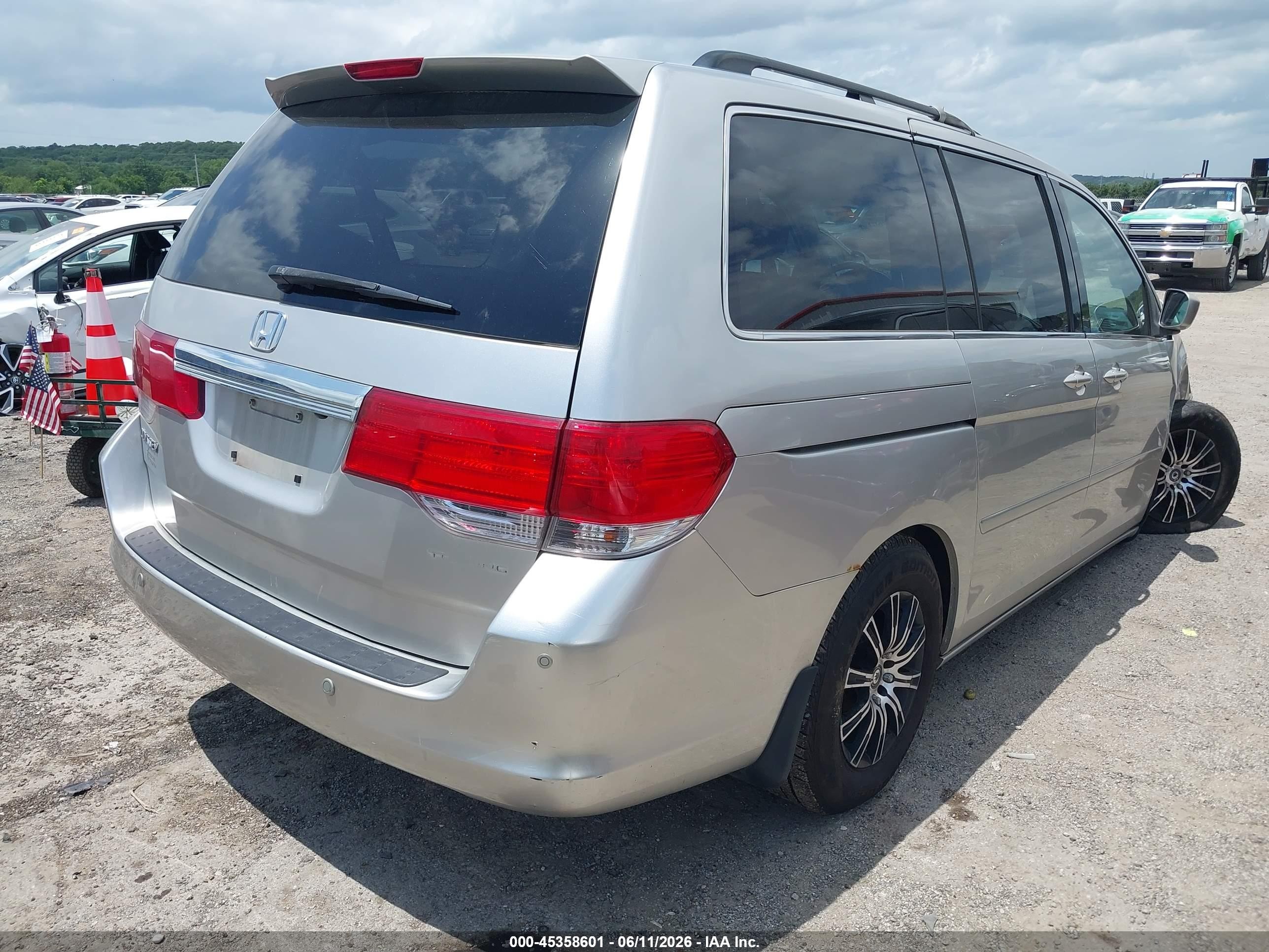 2008 Honda Odyssey Touring Silver vin: 5FNRL38868B022172