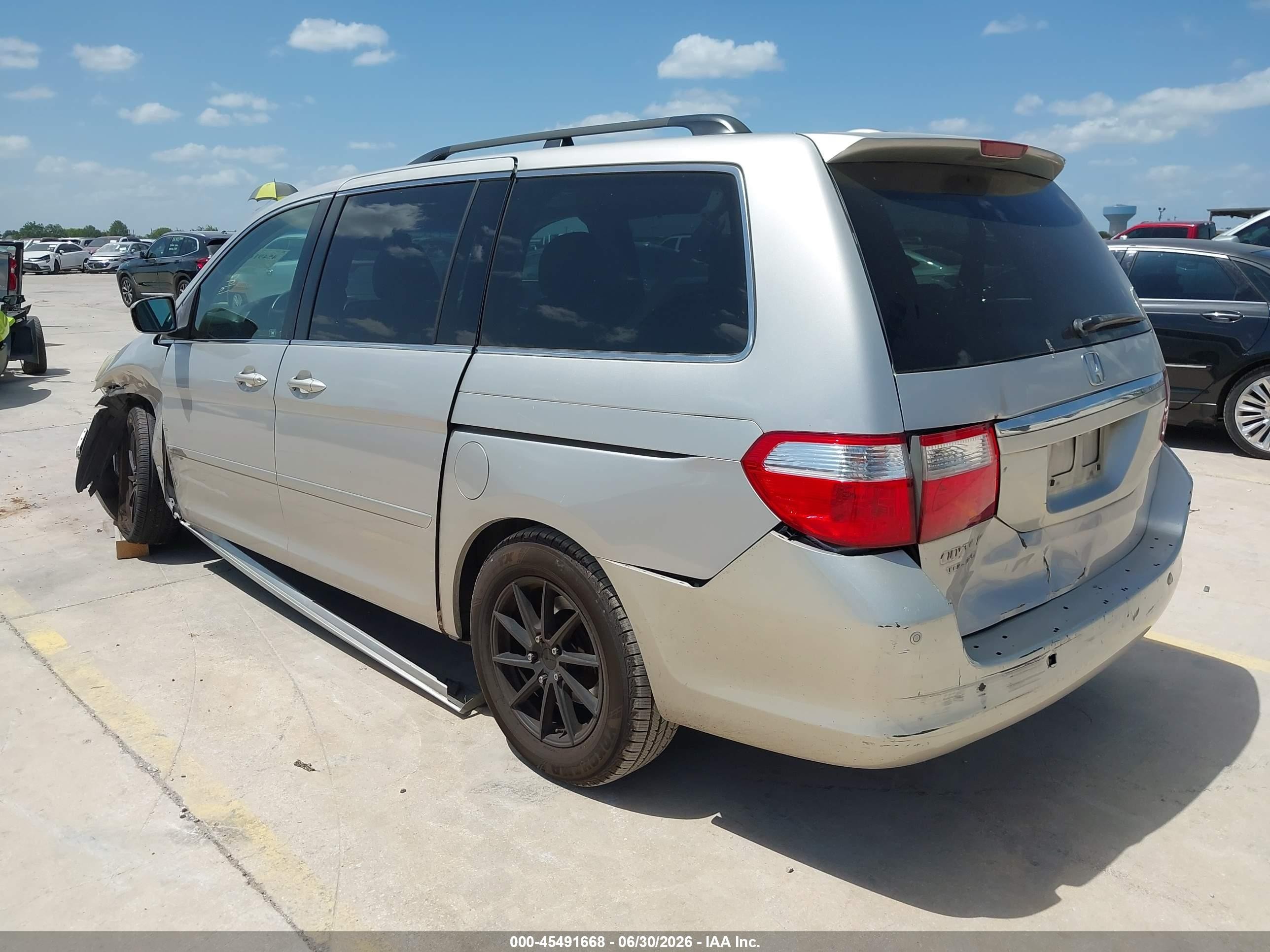 2007 Honda Odyssey Touring Silver vin: 5FNRL38877B033728