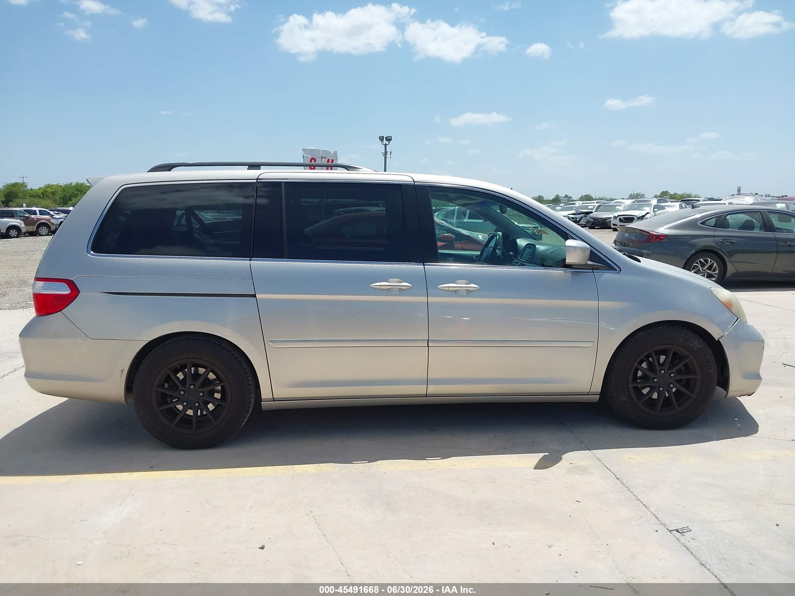 2007 Honda Odyssey Touring Silver vin: 5FNRL38877B033728