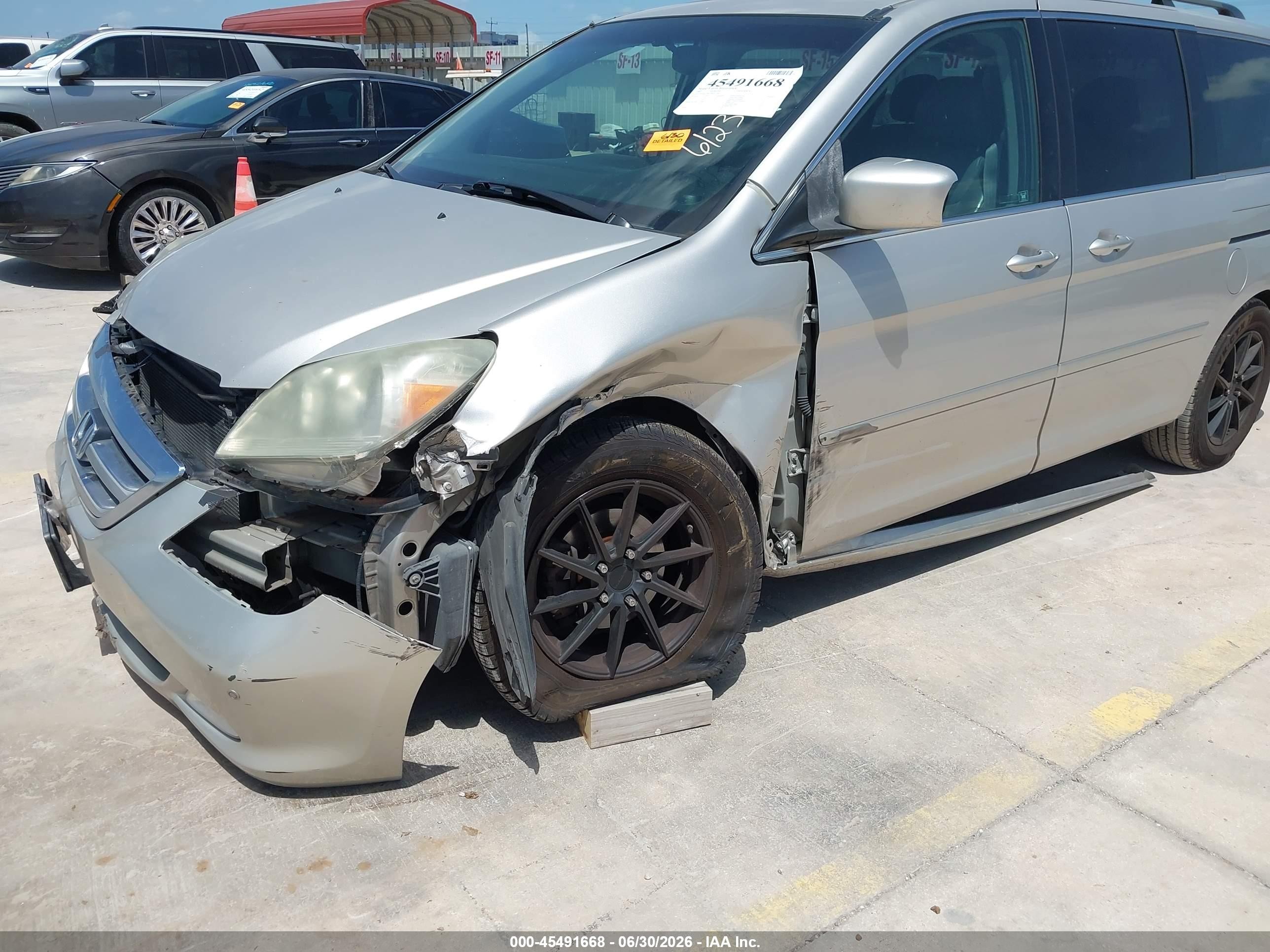 2007 Honda Odyssey Touring Silver vin: 5FNRL38877B033728