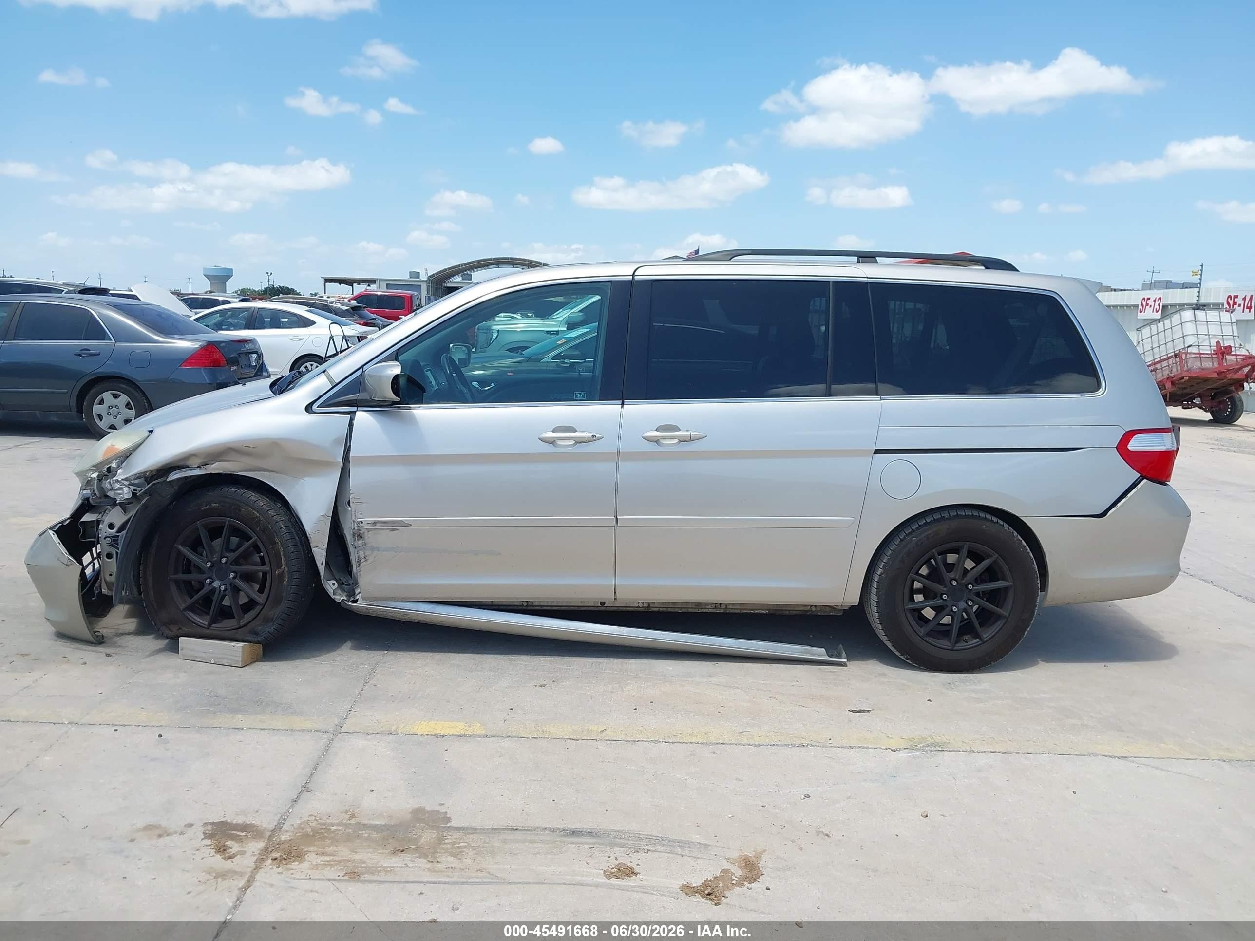 2007 Honda Odyssey Touring Silver vin: 5FNRL38877B033728