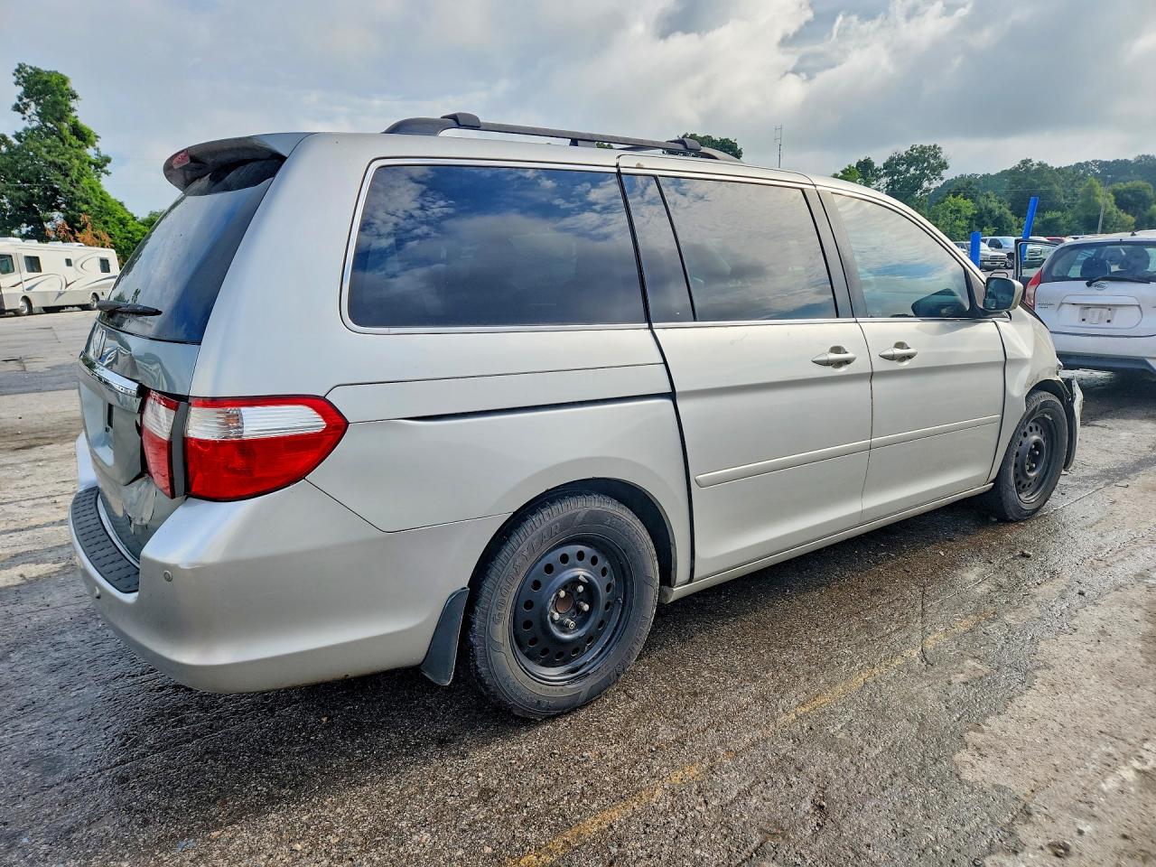 2007 Honda Odyssey Touring Silver vin: 5FNRL38887B079696