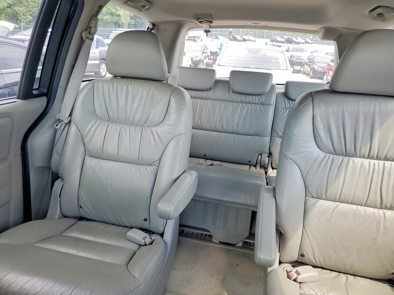 2008 Honda Odyssey Touring Silver vin: 5FNRL38888B000299