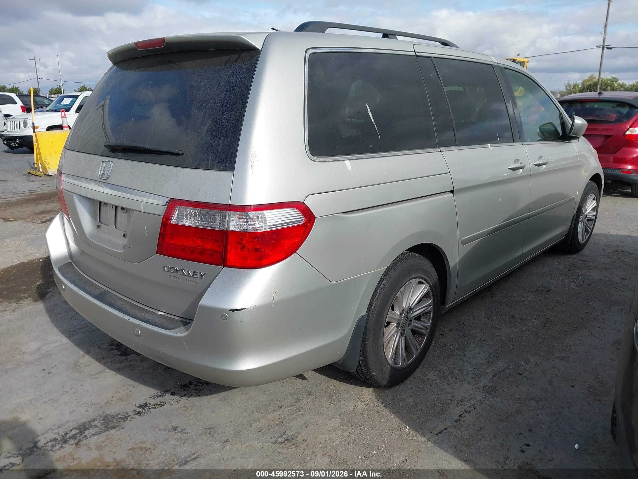 2005 Honda Odyssey Touring Silver vin: 5FNRL38895B008343