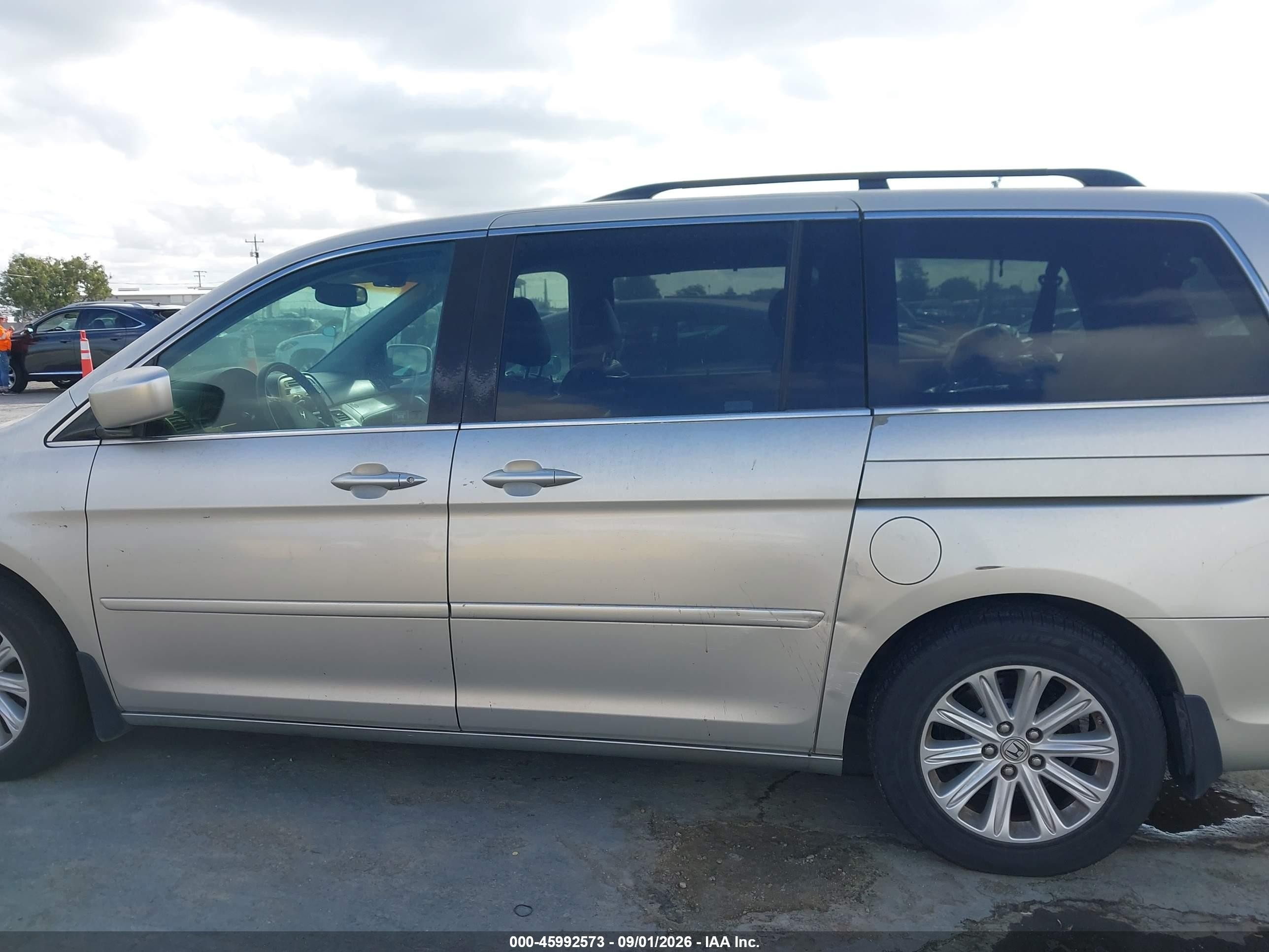 2005 Honda Odyssey Touring Silver vin: 5FNRL38895B008343
