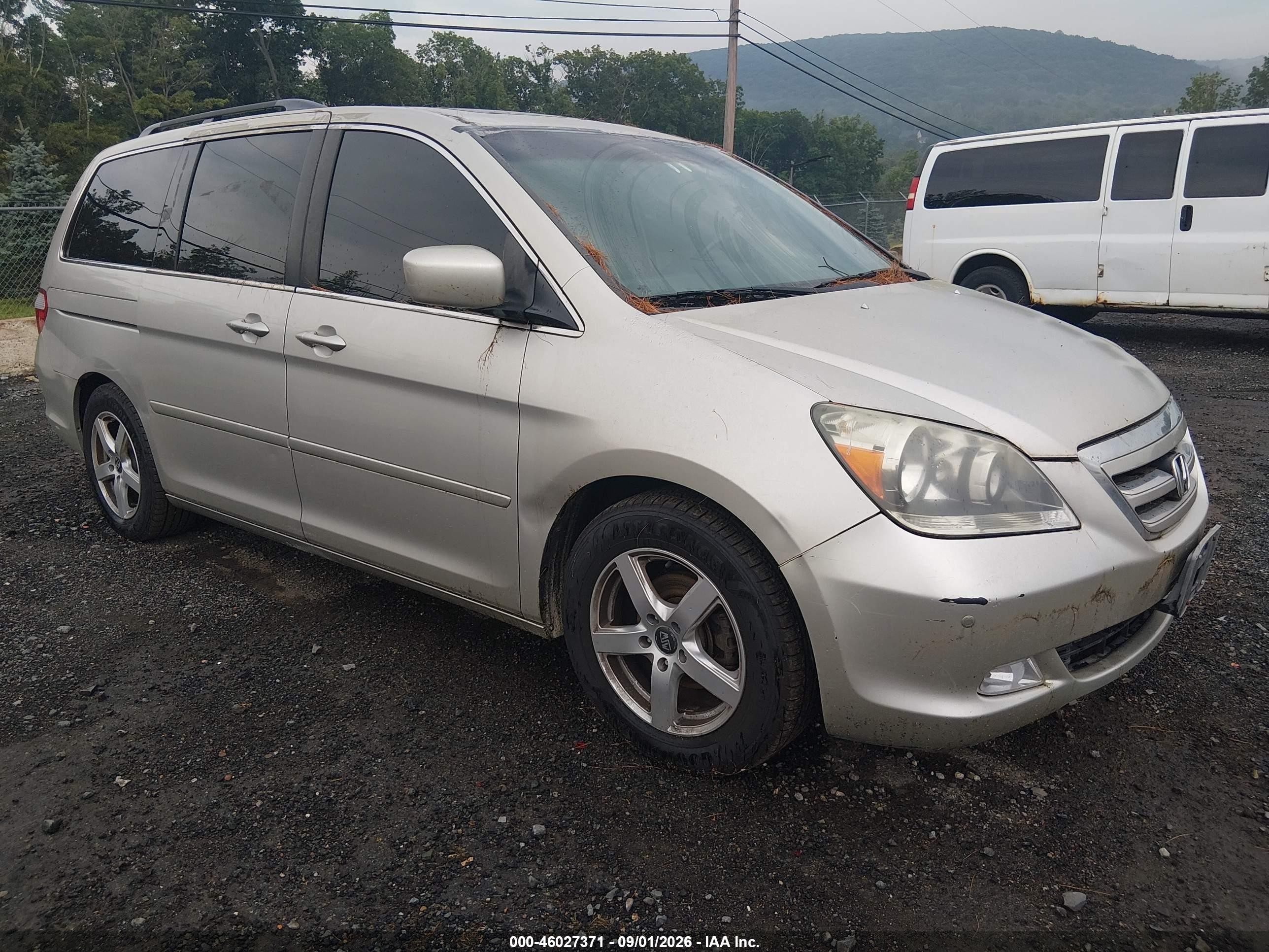 2005 Honda Odyssey Touring Silver vin: 5FNRL38895B015874