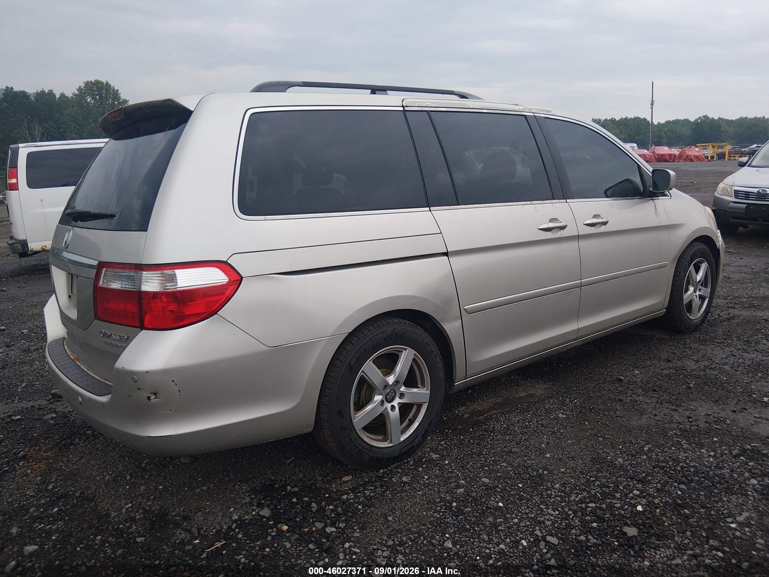 2005 Honda Odyssey Touring Silver vin: 5FNRL38895B015874