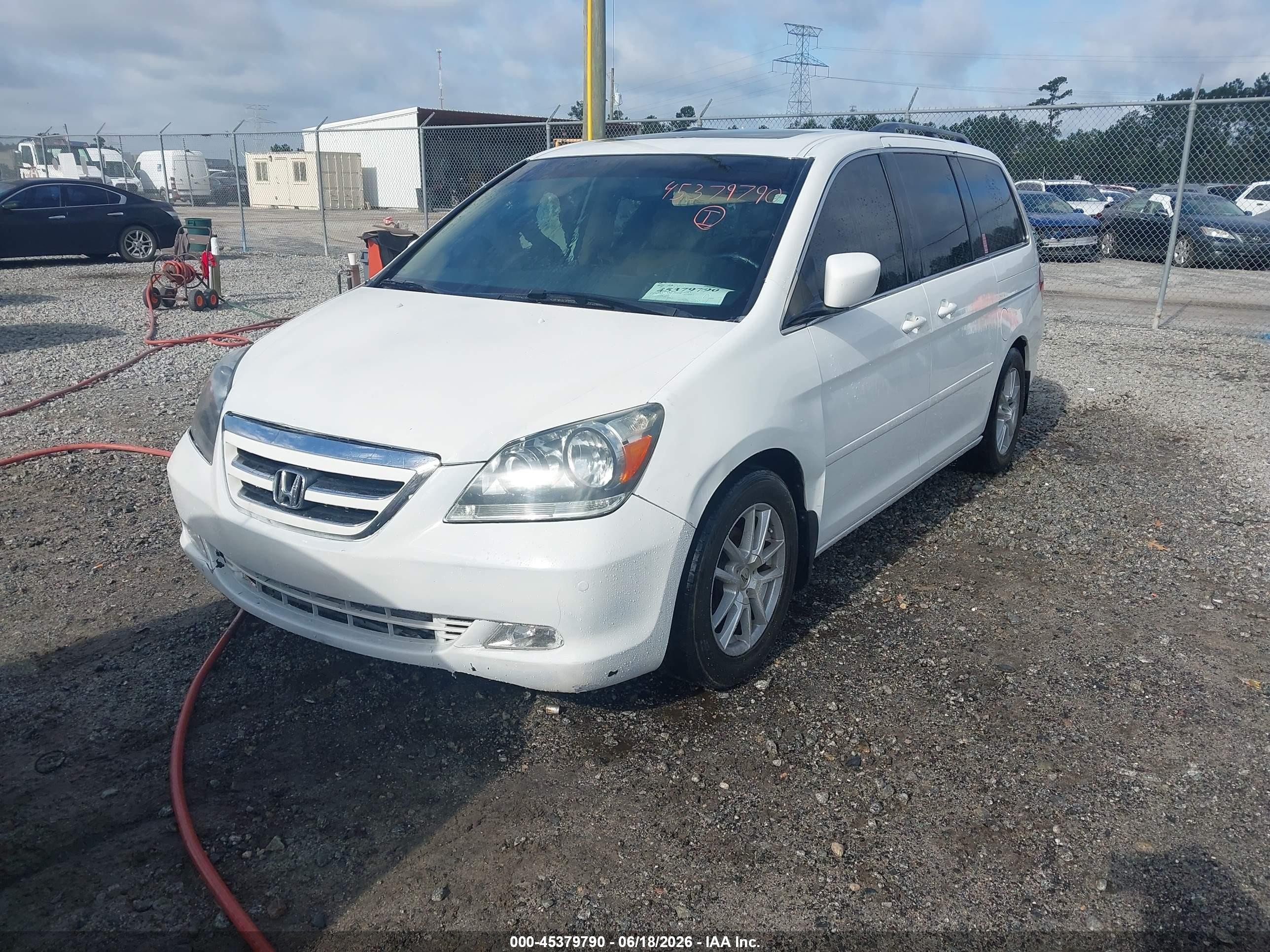 2007 Honda Odyssey Touring White vin: 5FNRL388X7B069395