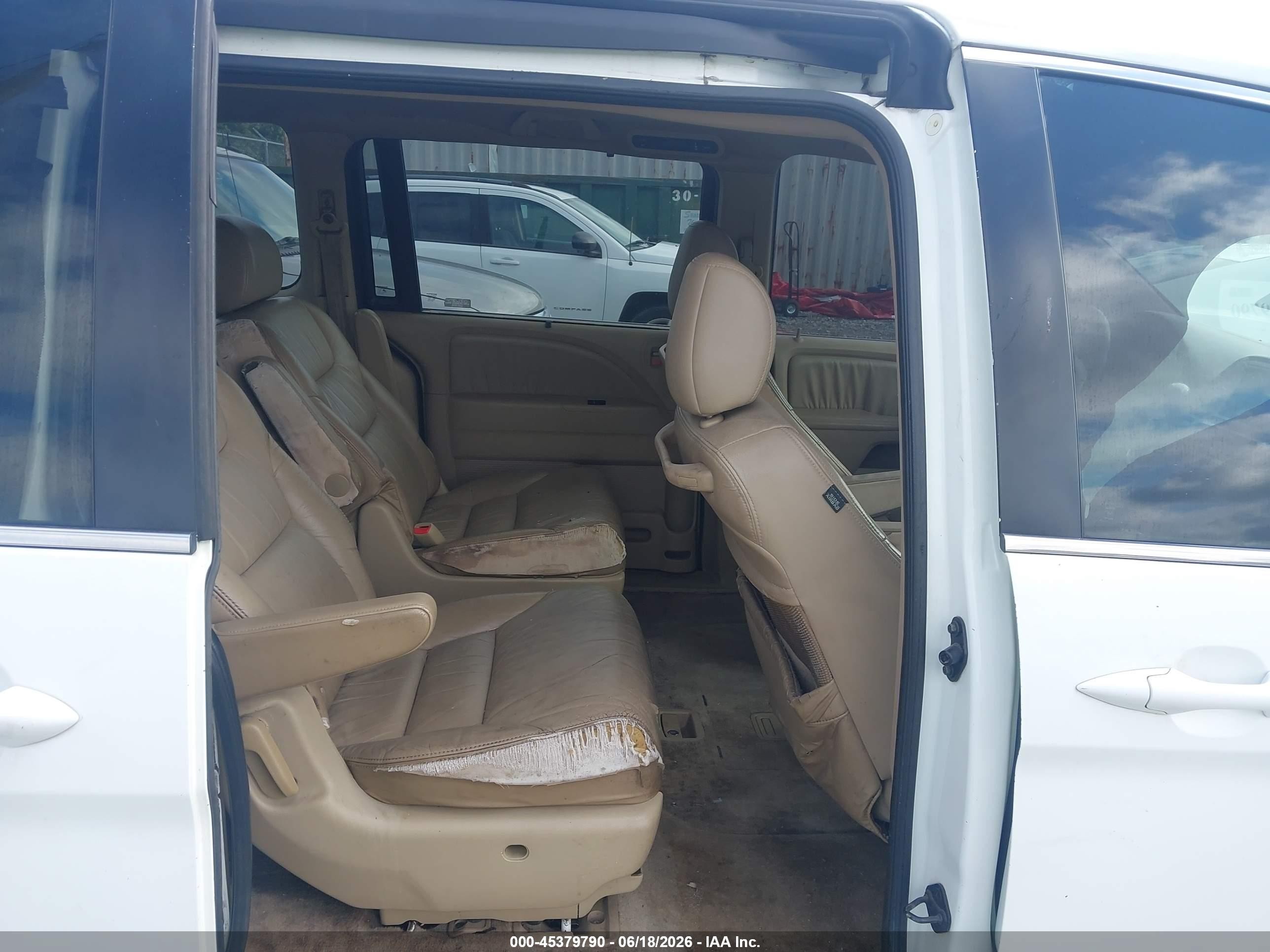 2007 Honda Odyssey Touring White vin: 5FNRL388X7B069395