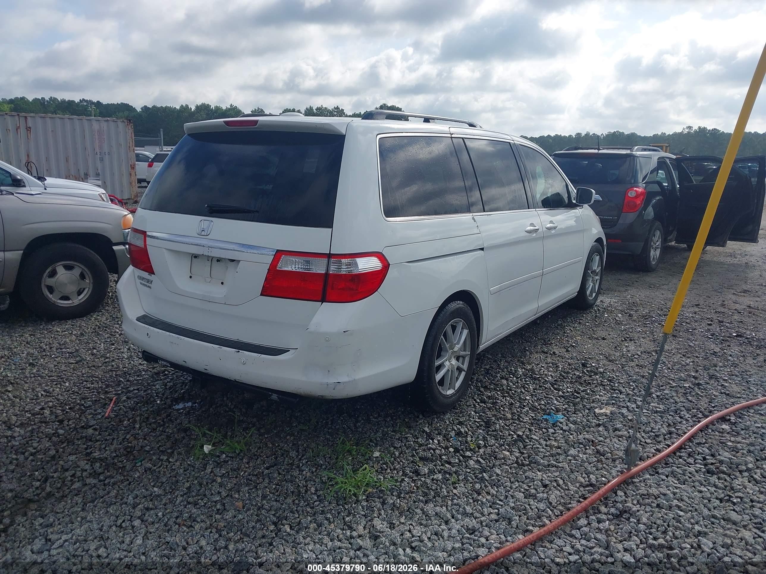 2007 Honda Odyssey Touring White vin: 5FNRL388X7B069395
