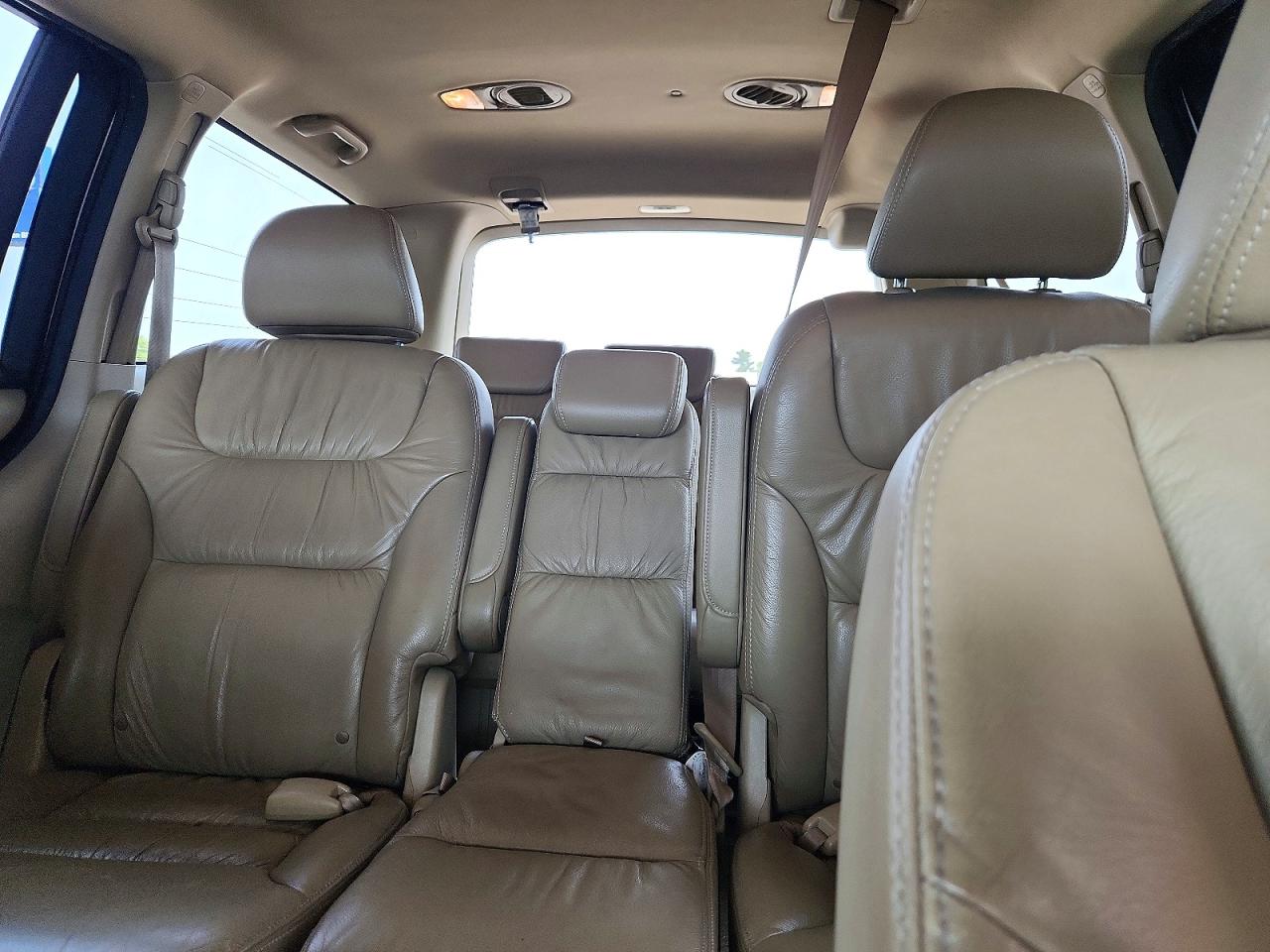 2008 Honda Odyssey Touring White vin: 5FNRL38938B088199