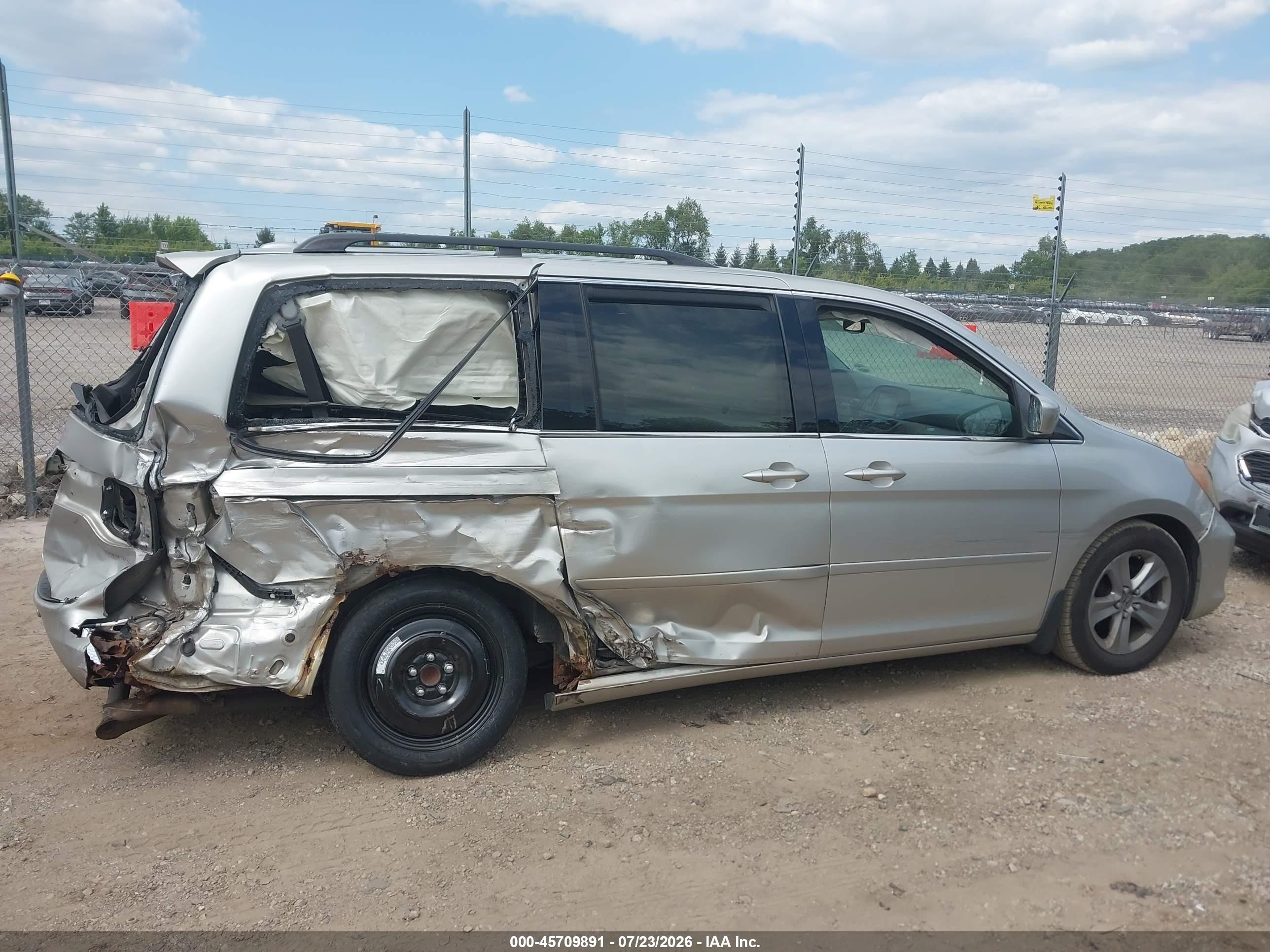 2008 Honda Odyssey Touring Silver vin: 5FNRL38948B052666