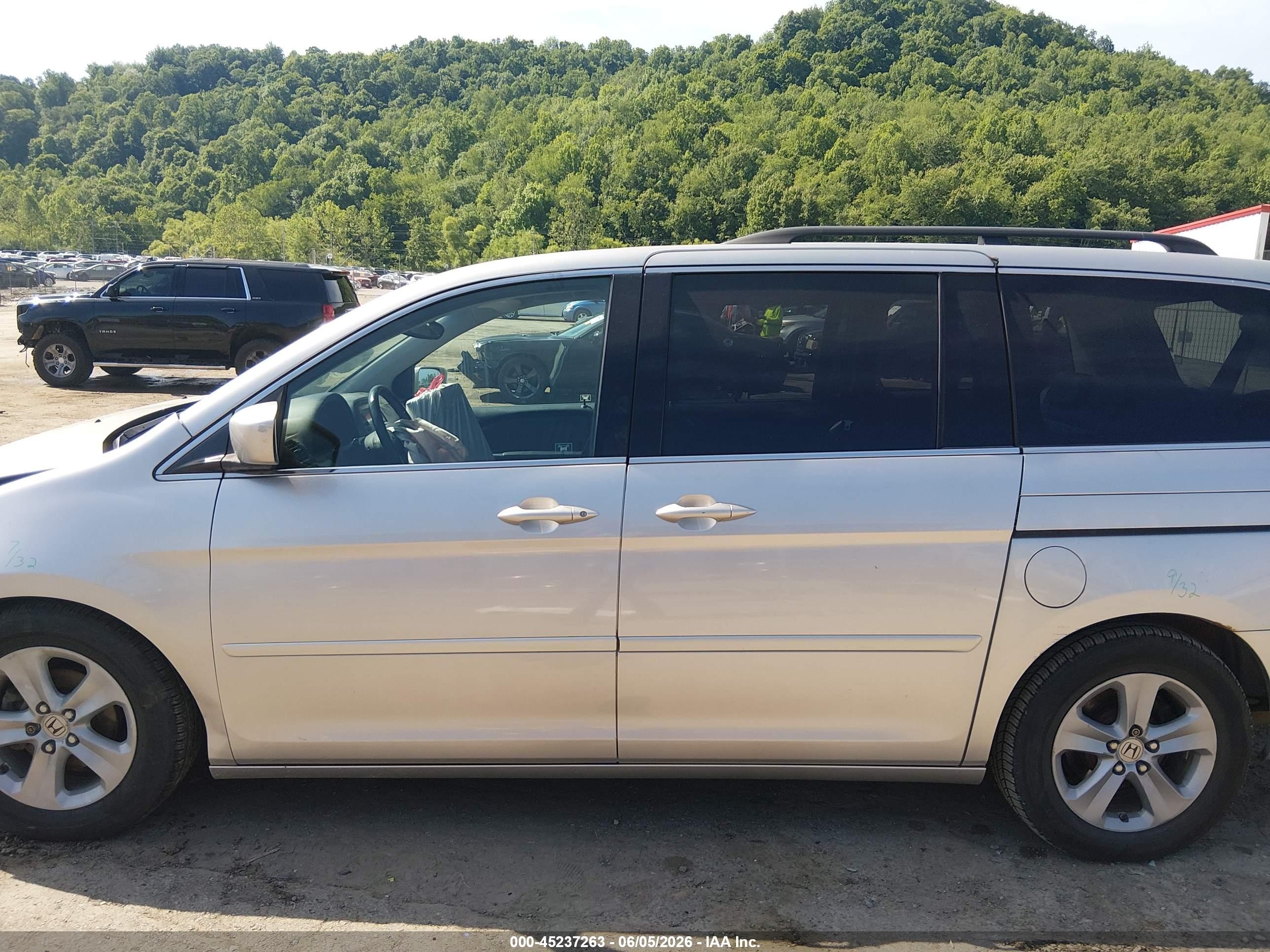 2009 Honda Odyssey Touring Silver vin: 5FNRL38949B039594