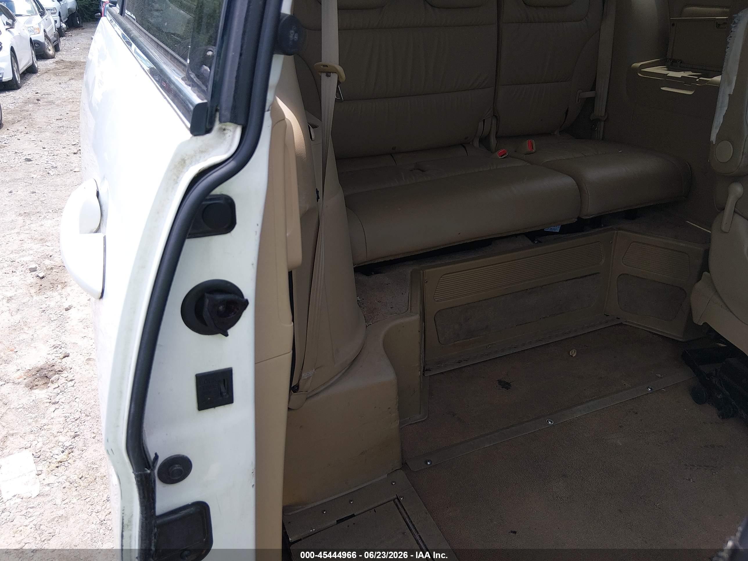 2008 Honda Odyssey Touring White vin: 5FNRL389X8B043230