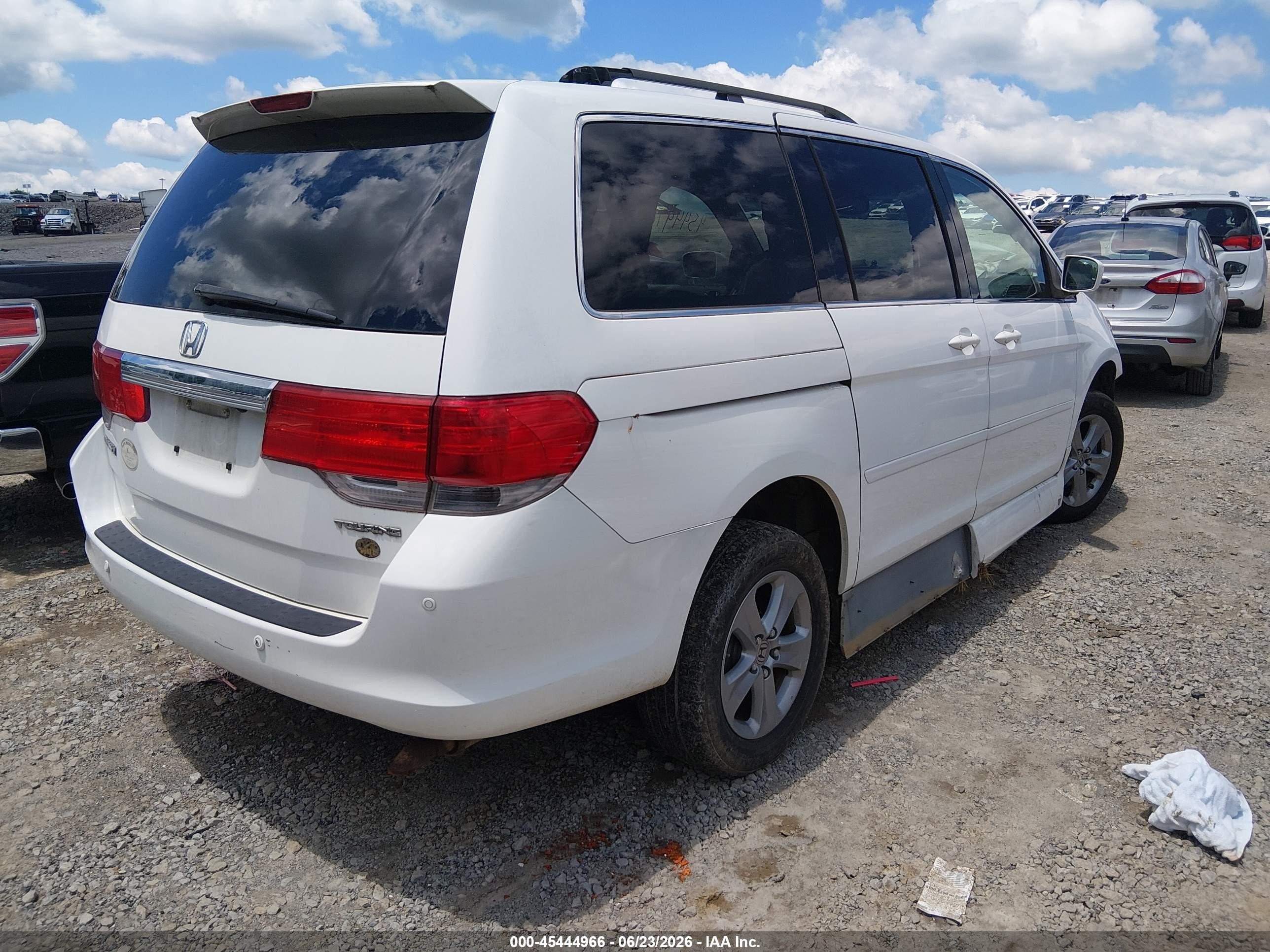 2008 Honda Odyssey Touring White vin: 5FNRL389X8B043230