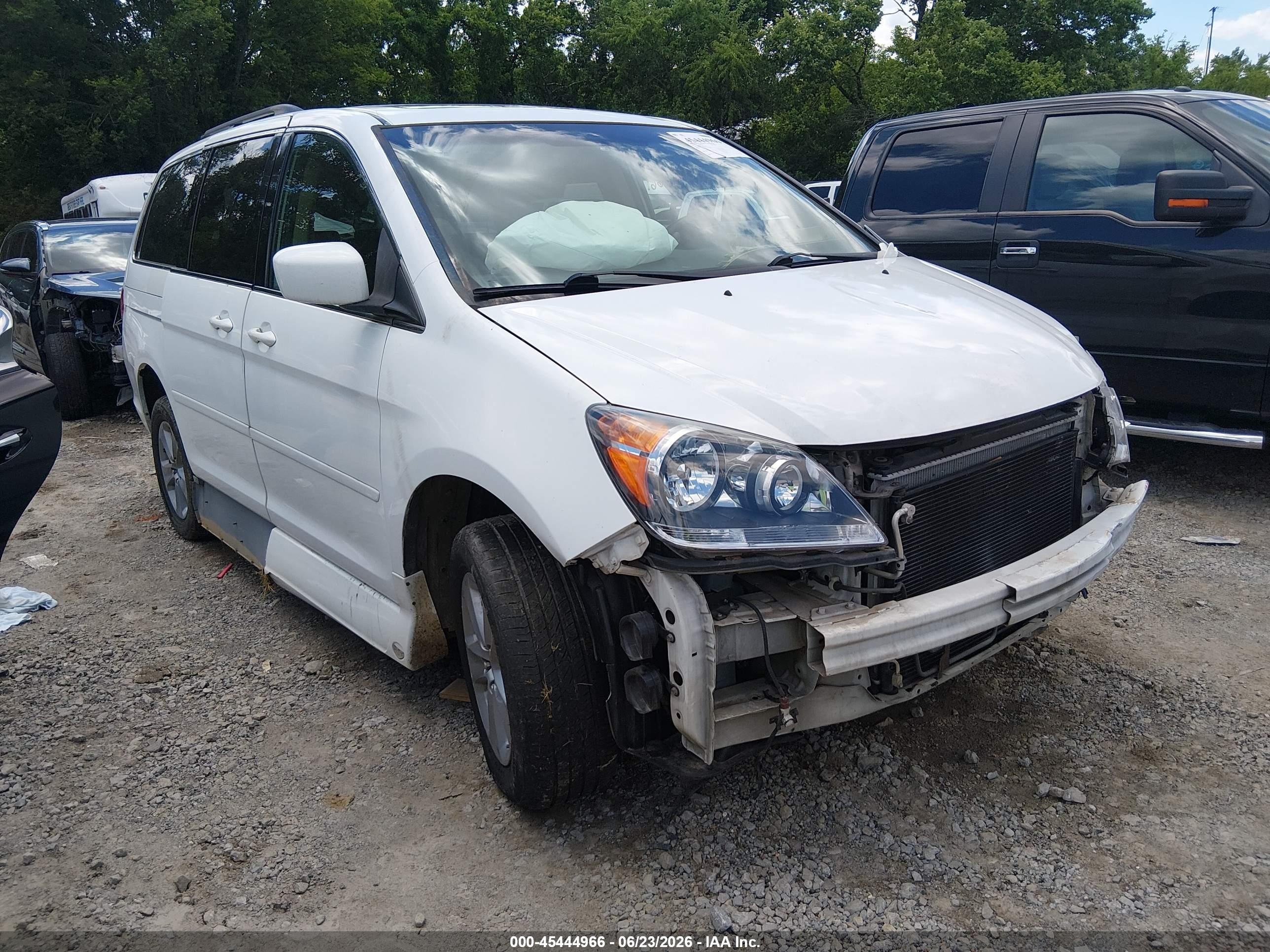 2008 Honda Odyssey Touring White vin: 5FNRL389X8B043230