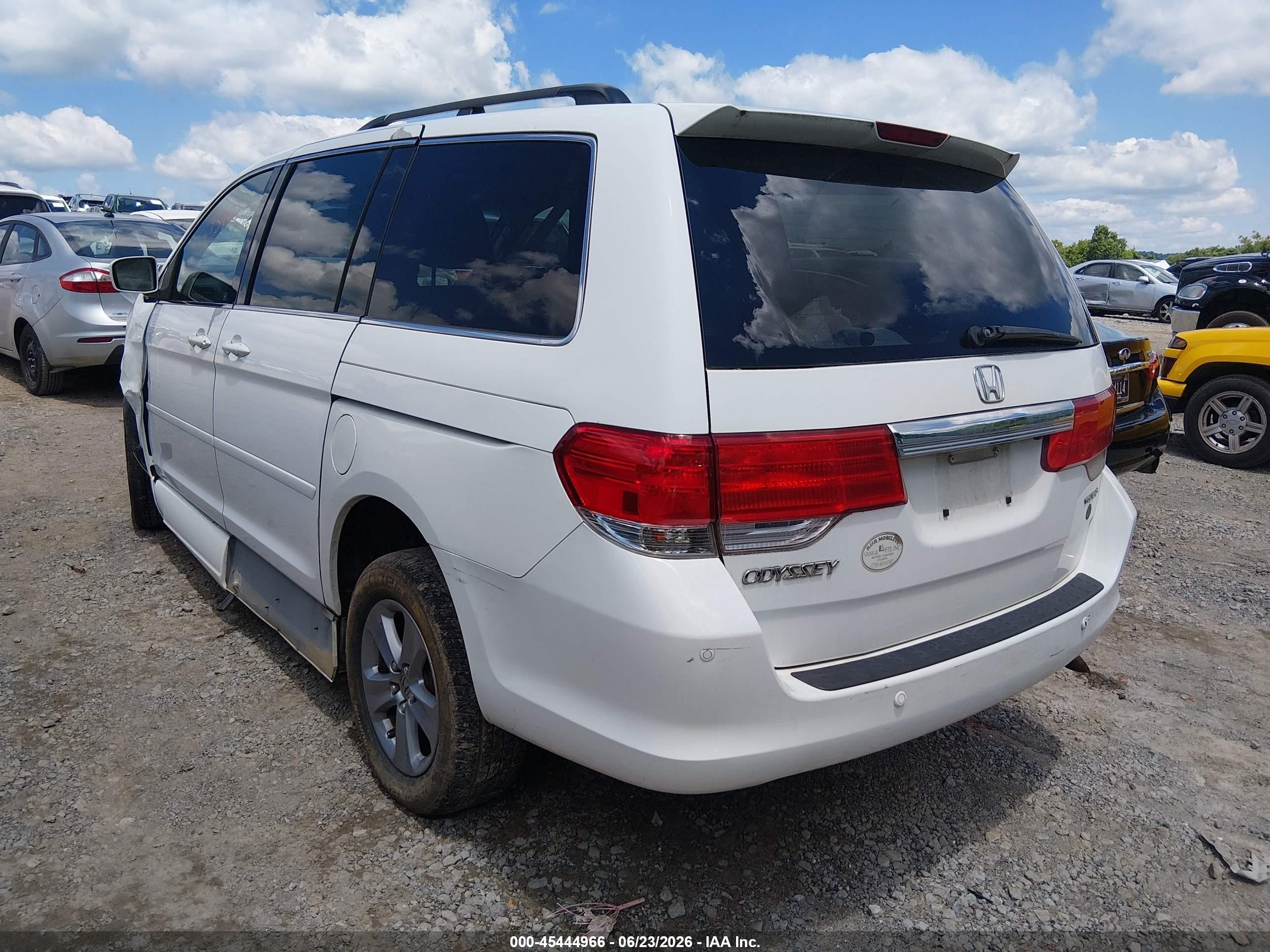 2008 Honda Odyssey Touring White vin: 5FNRL389X8B043230