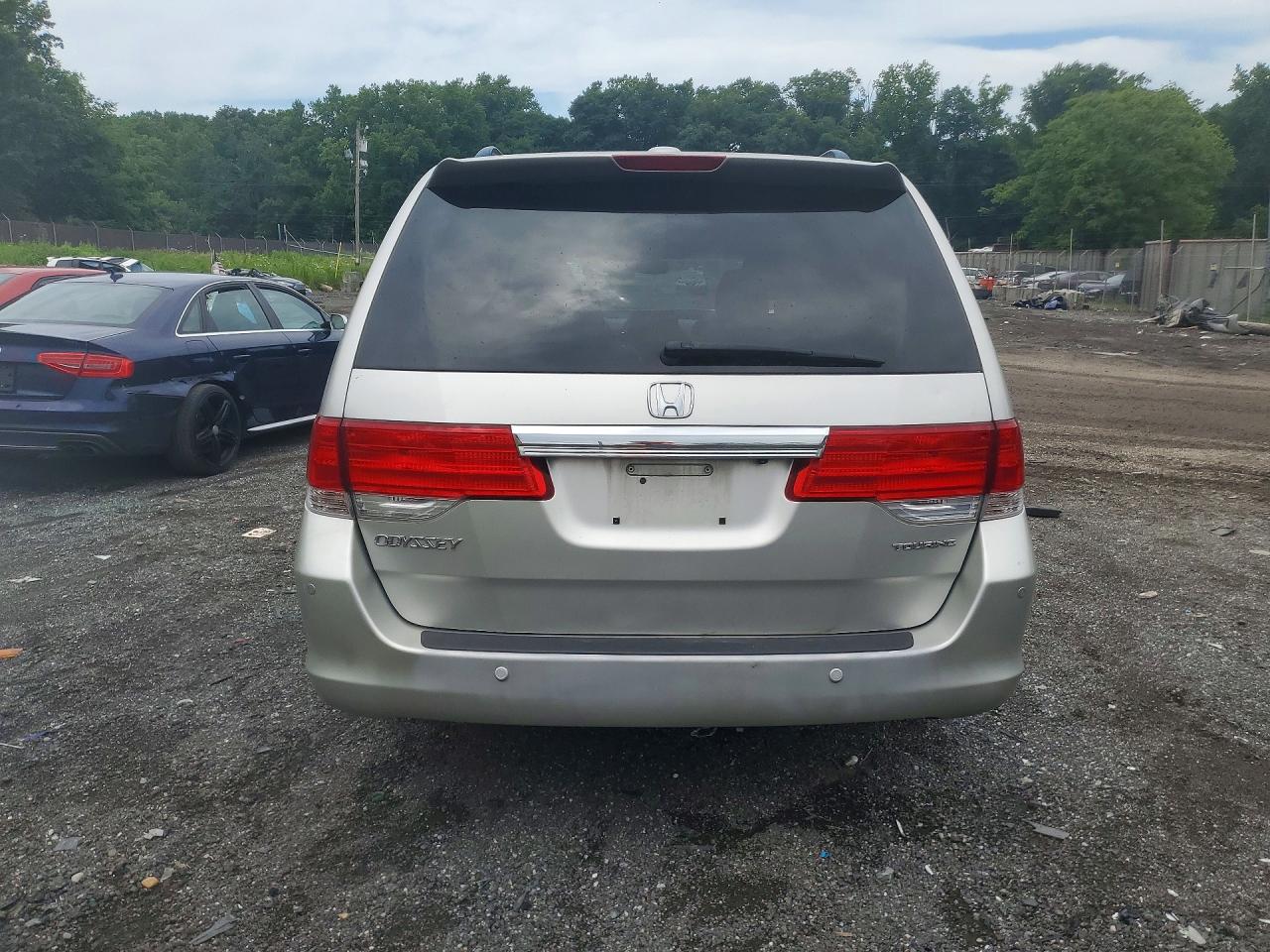 2008 Honda Odyssey Touring Silver vin: 5FNRL389X8B066913