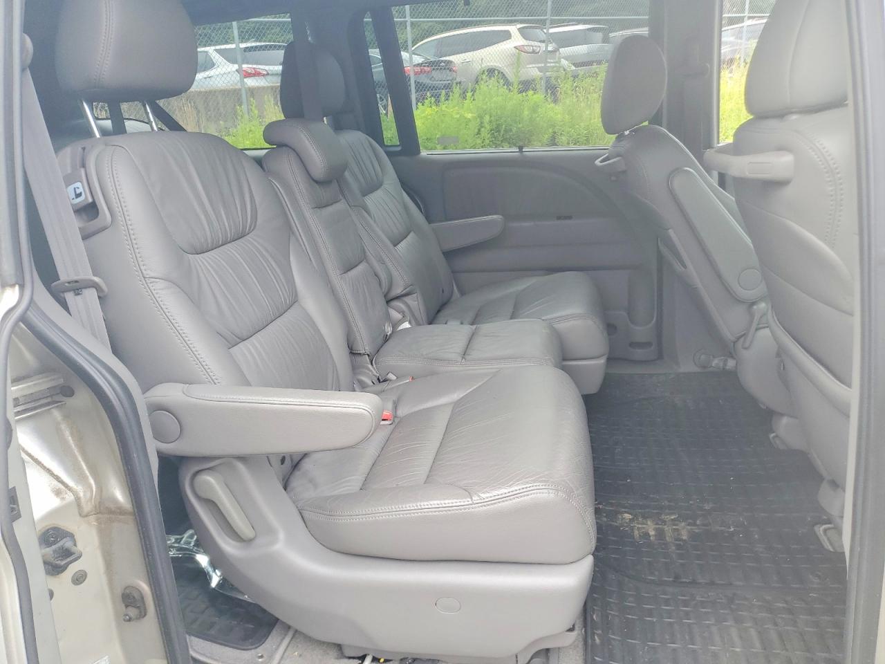 2008 Honda Odyssey Touring Silver vin: 5FNRL389X8B066913